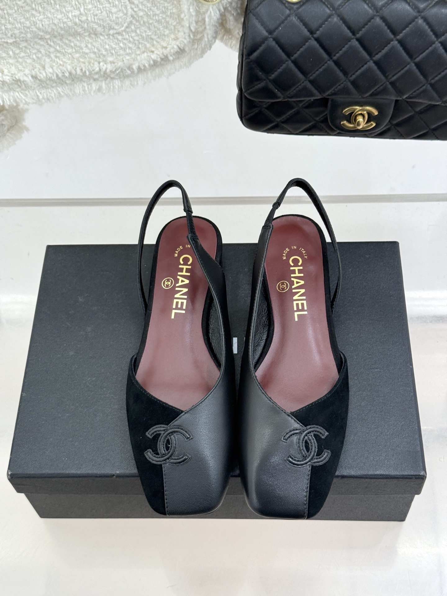 CHANE*｜小香26S双C拼接系列方头拖鞋凉鞋单鞋以拼接美学与复古方头重塑后空凉鞋的优雅范式。利落方头