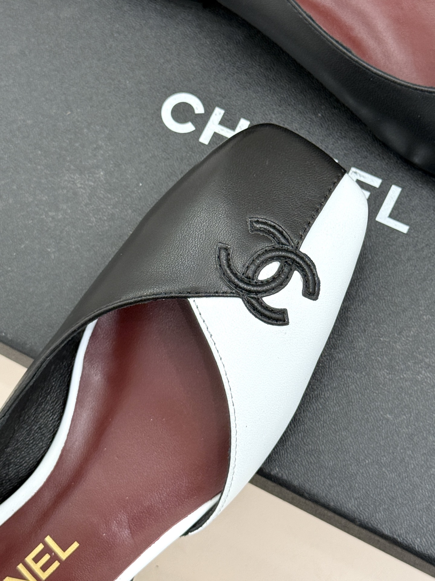 CHANE*｜小香26S双C拼接系列方头拖鞋凉鞋单鞋以拼接美学与复古方头重塑后空凉鞋的优雅范式。利落方头