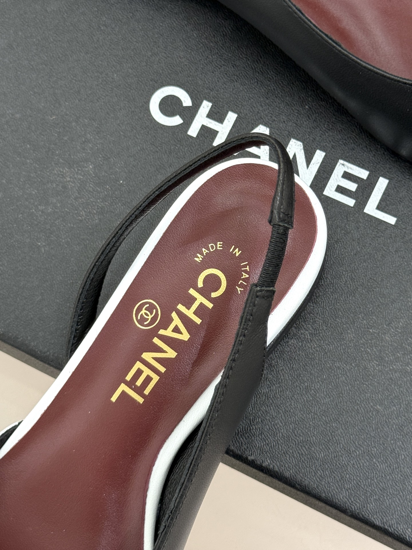 CHANE*｜小香26S双C拼接系列方头拖鞋凉鞋单鞋以拼接美学与复古方头重塑后空凉鞋的优雅范式。利落方头