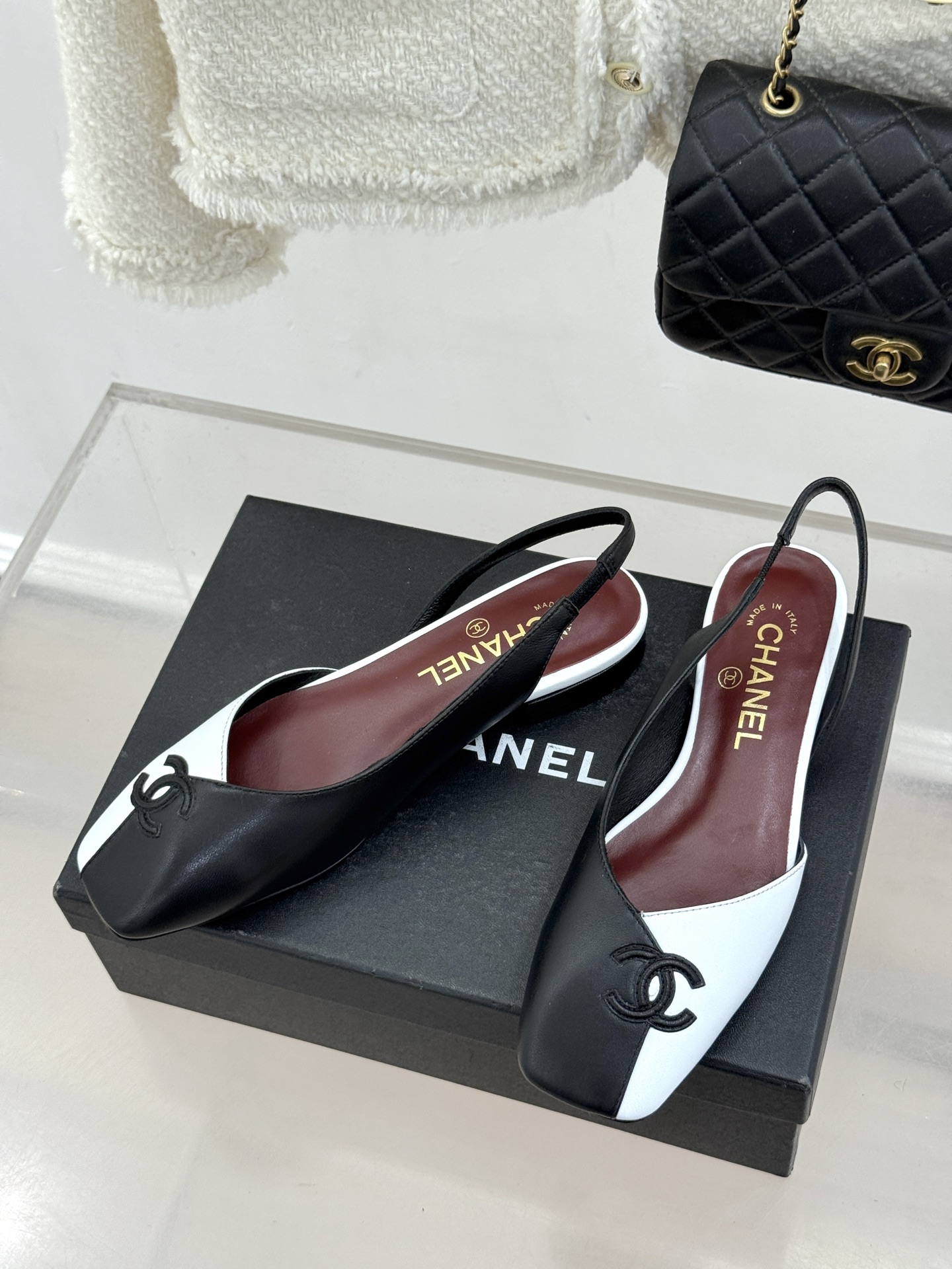 CHANE*｜小香26S双C拼接系列方头拖鞋凉鞋单鞋以拼接美学与复古方头重塑后空凉鞋的优雅范式。利落方头