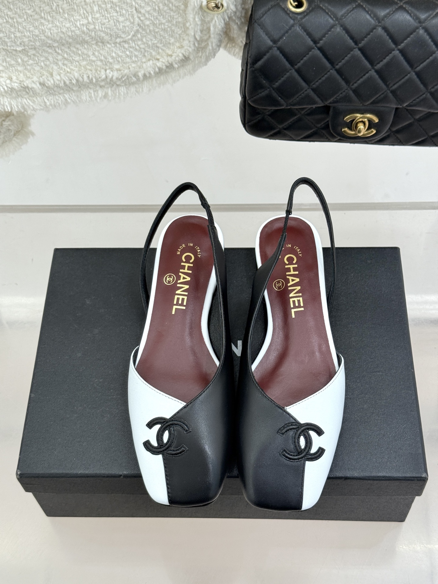 CHANE*｜小香26S双C拼接系列方头拖鞋凉鞋单鞋以拼接美学与复古方头重塑后空凉鞋的优雅范式。利落方头