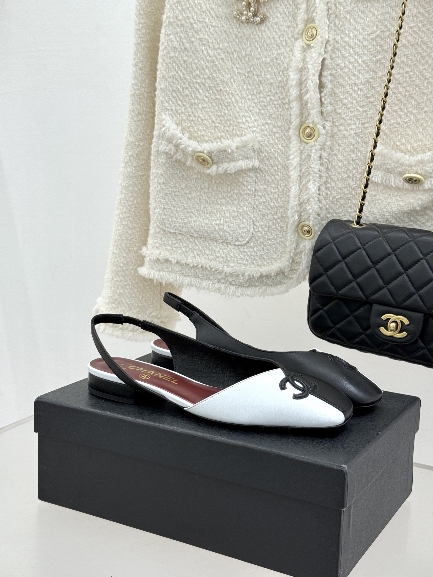 CHANE*｜小香26S双C拼接系列方头拖鞋凉鞋单鞋以拼接美学与复古方头重塑后空凉鞋的优雅范式。利落方头