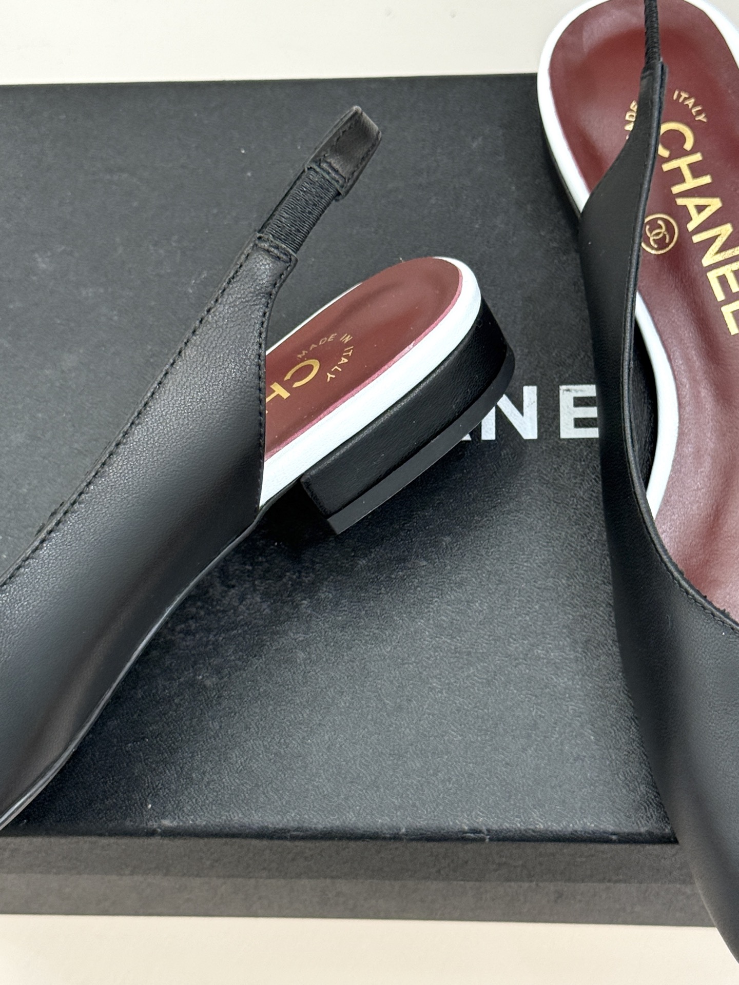 CHANE*｜小香26S双C拼接系列方头拖鞋凉鞋单鞋以拼接美学与复古方头重塑后空凉鞋的优雅范式。利落方头