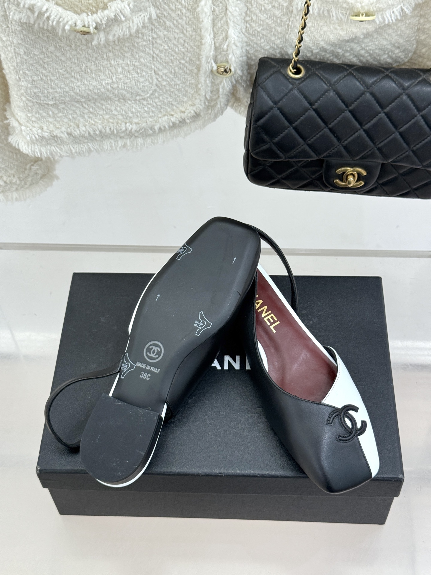 CHANE*｜小香26S双C拼接系列方头拖鞋凉鞋单鞋以拼接美学与复古方头重塑后空凉鞋的优雅范式。利落方头