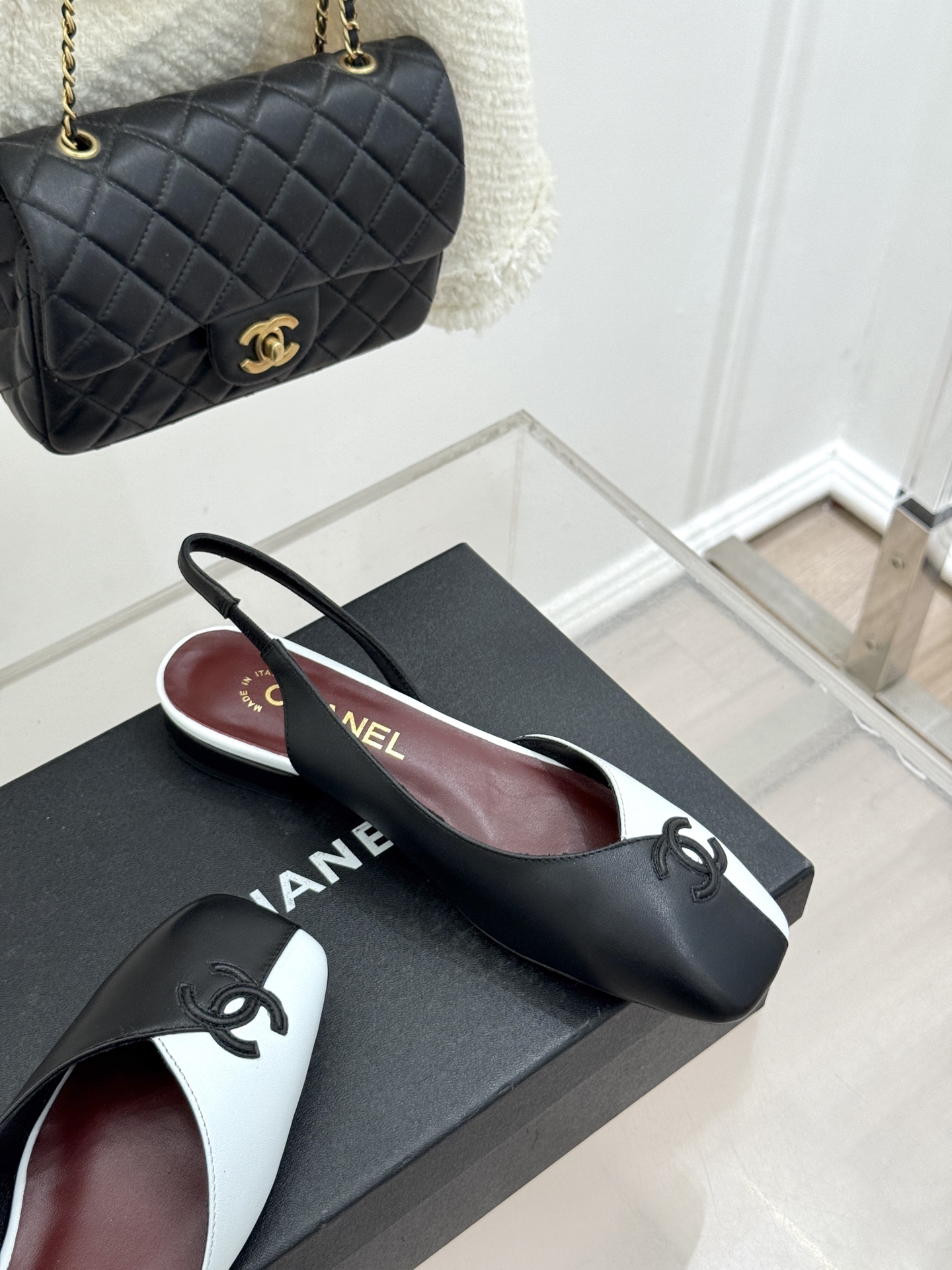 CHANE*｜小香26S双C拼接系列方头拖鞋凉鞋单鞋以拼接美学与复古方头重塑后空凉鞋的优雅范式。利落方头