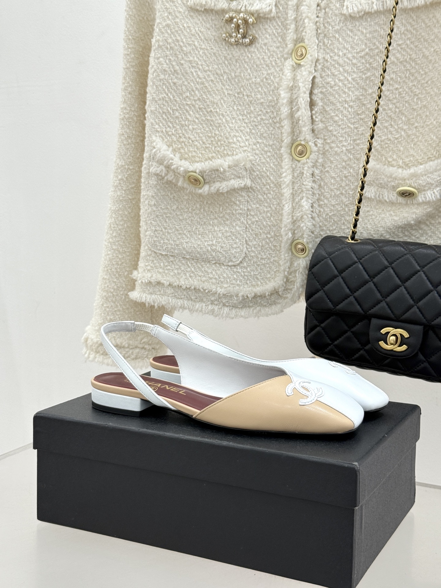 CHANE*｜小香26S双C拼接系列方头拖鞋凉鞋单鞋以拼接美学与复古方头重塑后空凉鞋的优雅范式。利落方头