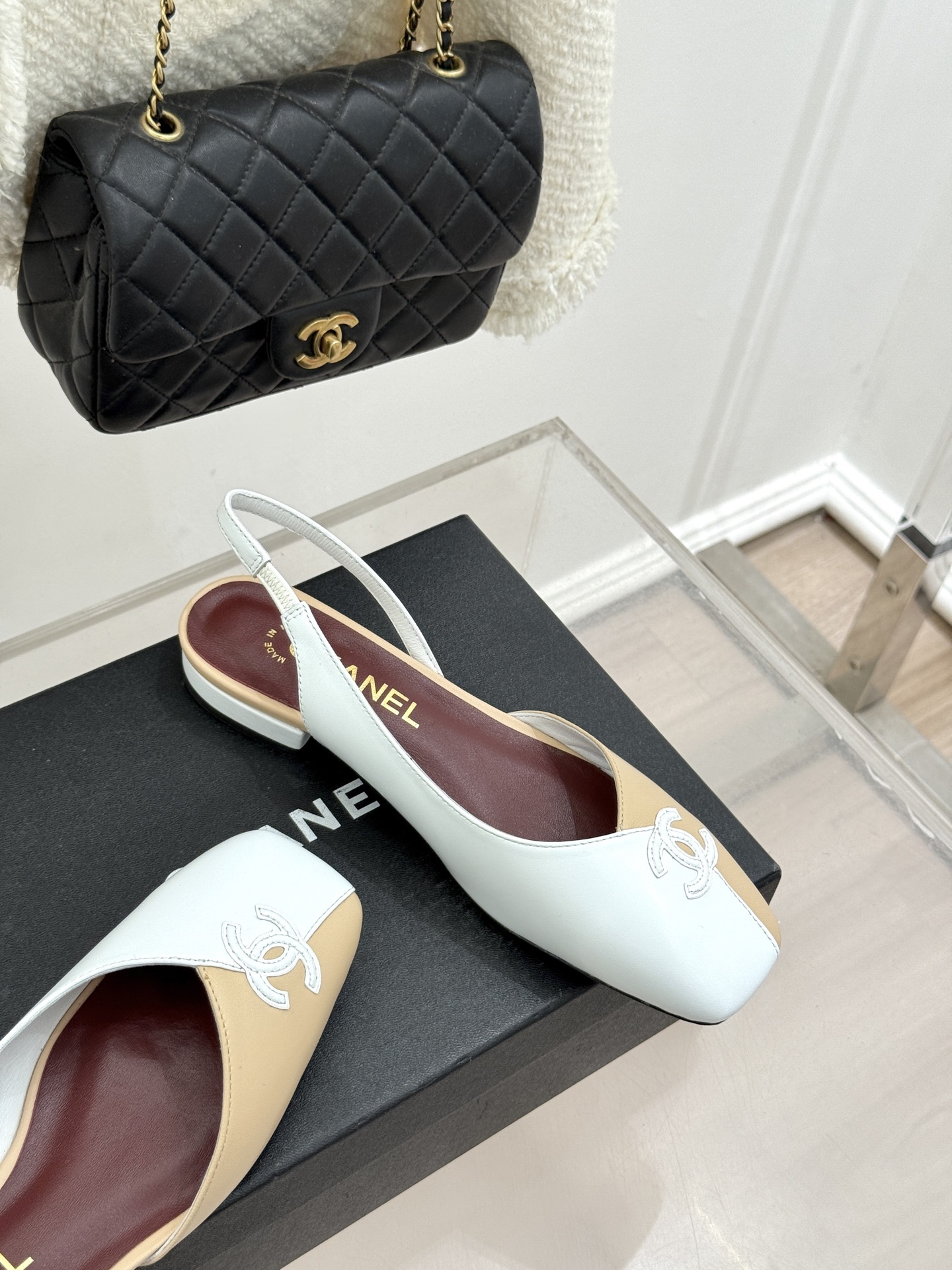 CHANE*｜小香26S双C拼接系列方头拖鞋凉鞋单鞋以拼接美学与复古方头重塑后空凉鞋的优雅范式。利落方头