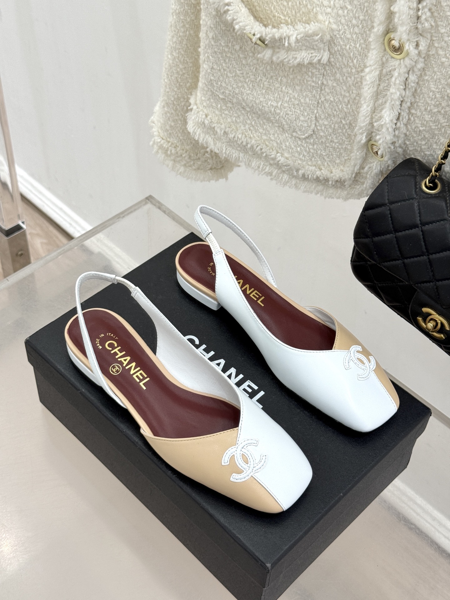 CHANE*｜小香26S双C拼接系列方头拖鞋凉鞋单鞋以拼接美学与复古方头重塑后空凉鞋的优雅范式。利落方头