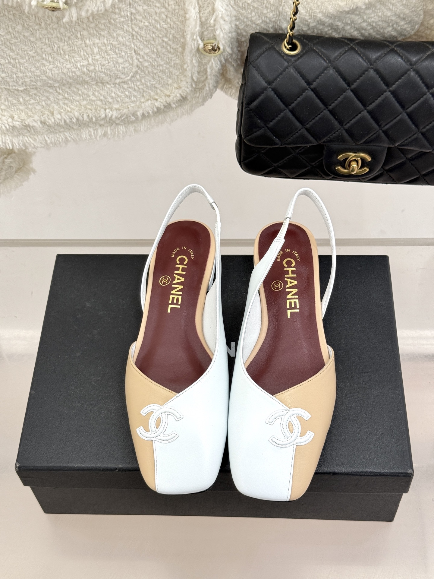 CHANE*｜小香26S双C拼接系列方头拖鞋凉鞋单鞋以拼接美学与复古方头重塑后空凉鞋的优雅范式。利落方头