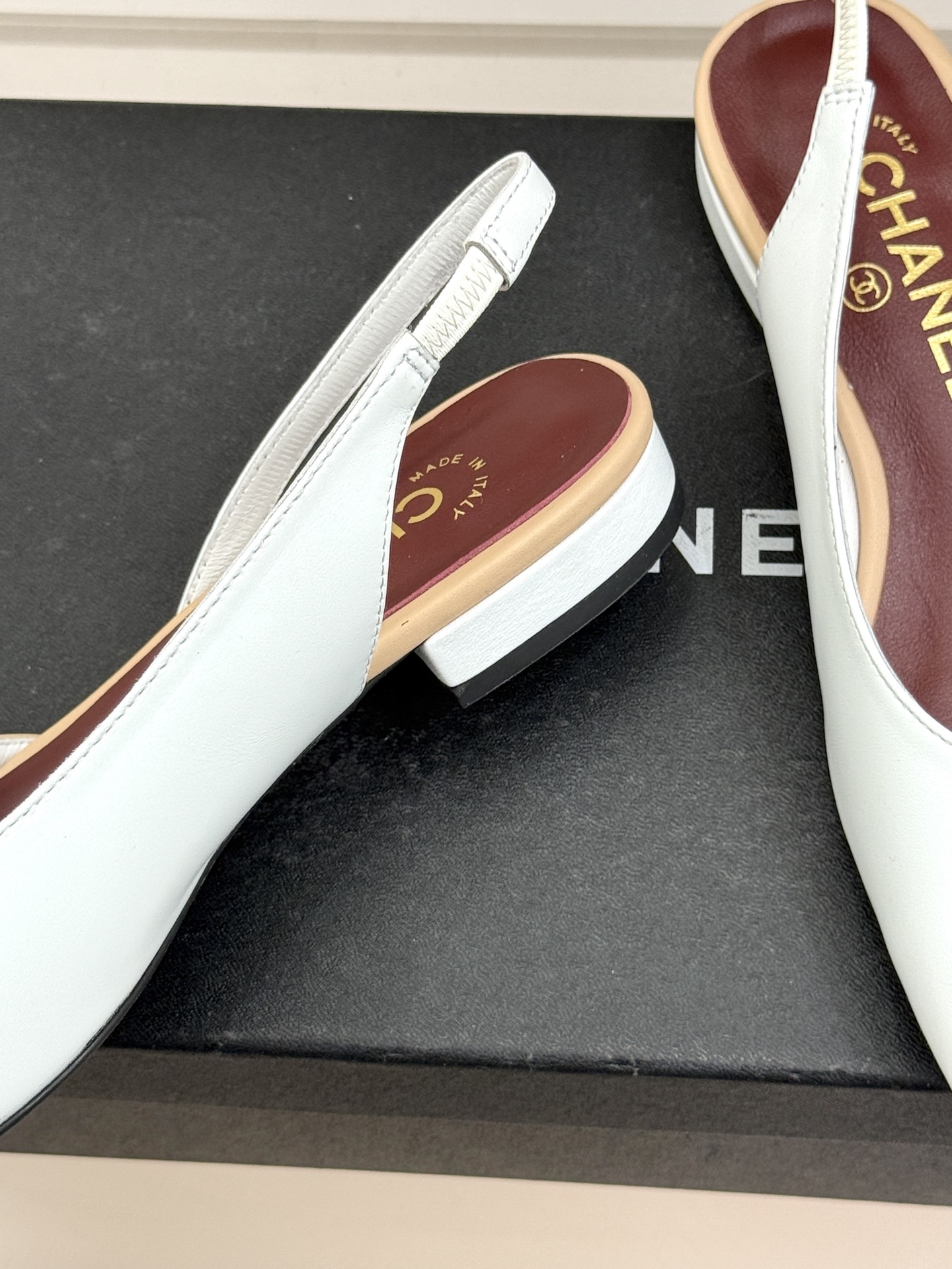 CHANE*｜小香26S双C拼接系列方头拖鞋凉鞋单鞋以拼接美学与复古方头重塑后空凉鞋的优雅范式。利落方头