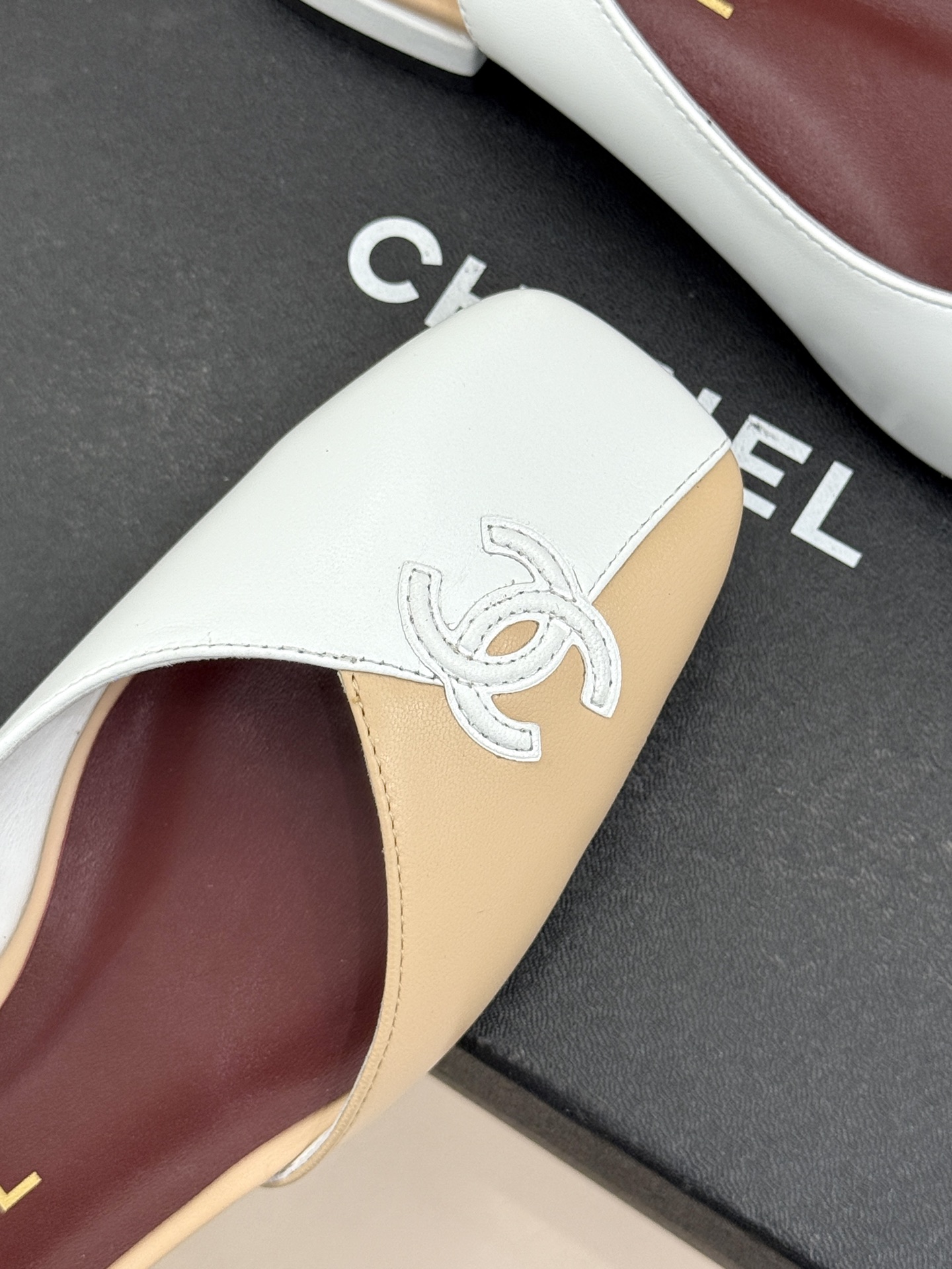 CHANE*｜小香26S双C拼接系列方头拖鞋凉鞋单鞋以拼接美学与复古方头重塑后空凉鞋的优雅范式。利落方头