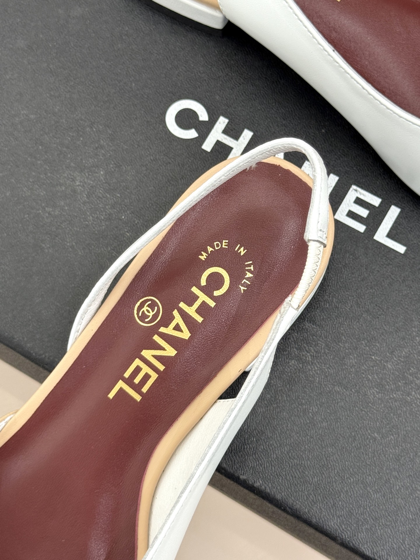 CHANE*｜小香26S双C拼接系列方头拖鞋凉鞋单鞋以拼接美学与复古方头重塑后空凉鞋的优雅范式。利落方头