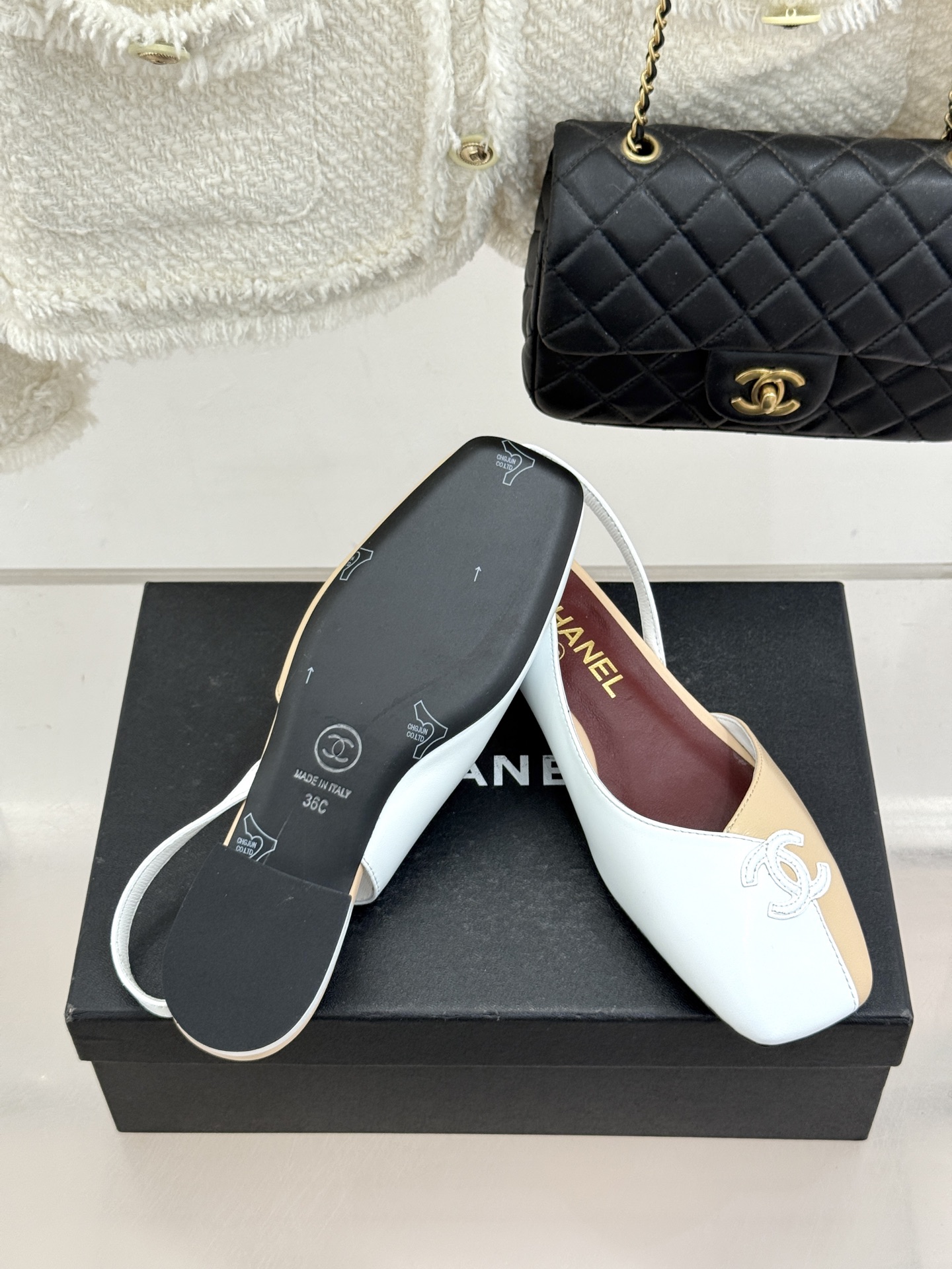 CHANE*｜小香26S双C拼接系列方头拖鞋凉鞋单鞋以拼接美学与复古方头重塑后空凉鞋的优雅范式。利落方头