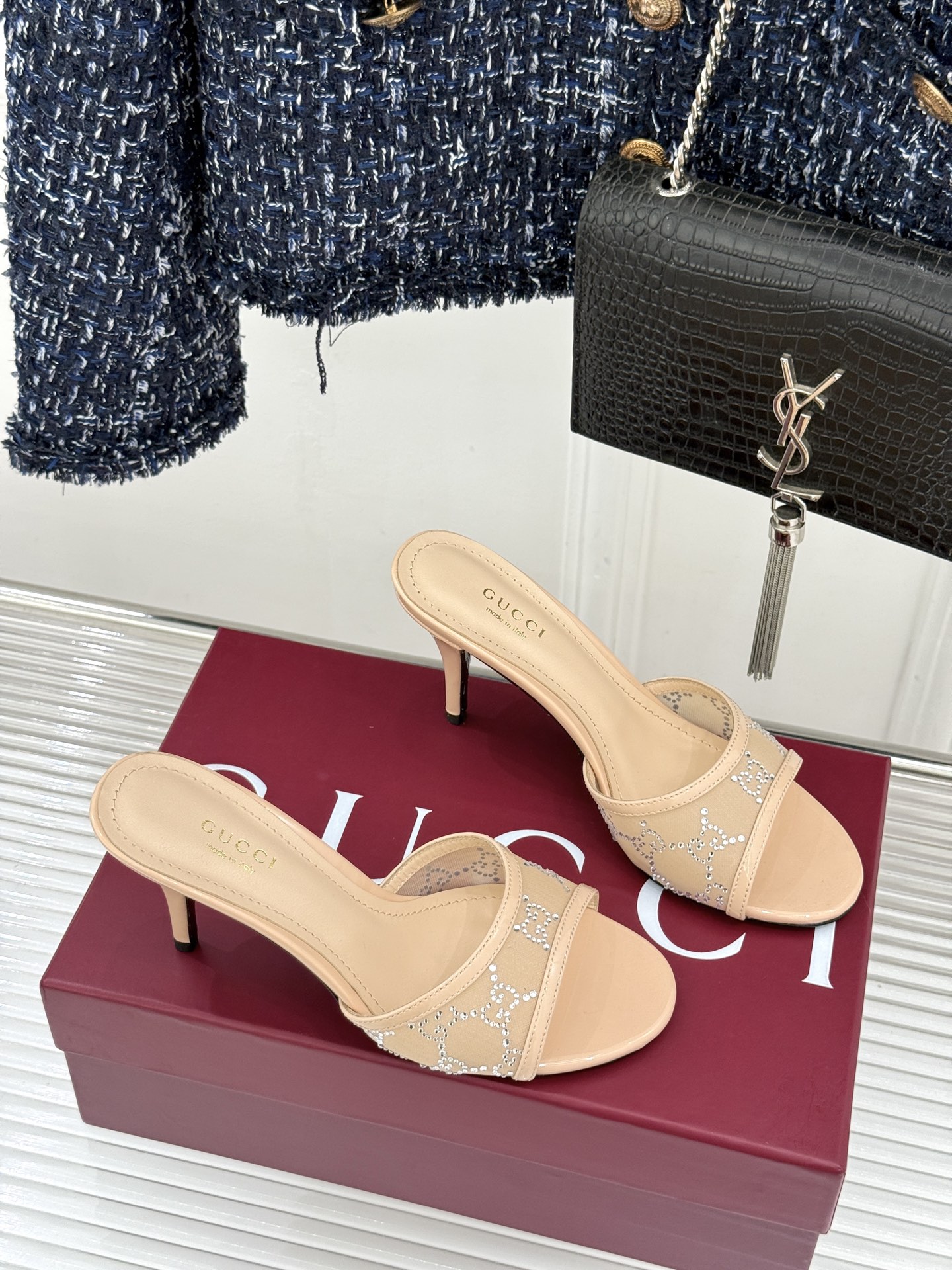 Gucci/古驰26WF新品网纱水钻高跟凉鞋拖鞋在一双凉鞋上续写百年奢韵。是复古与璀璨的惊艳邂逅让每一步