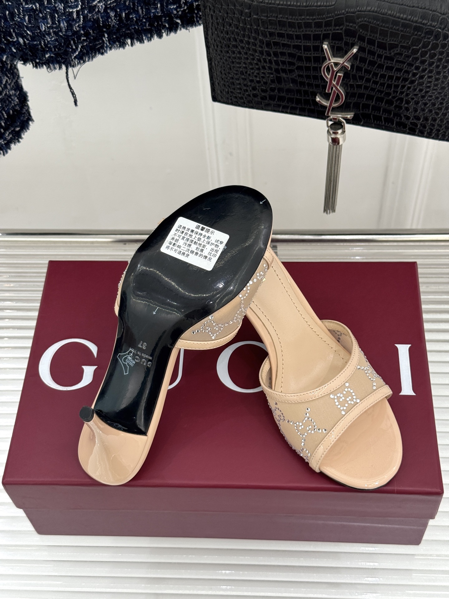 Gucci/古驰26WF新品网纱水钻高跟凉鞋拖鞋在一双凉鞋上续写百年奢韵。是复古与璀璨的惊艳邂逅让每一步