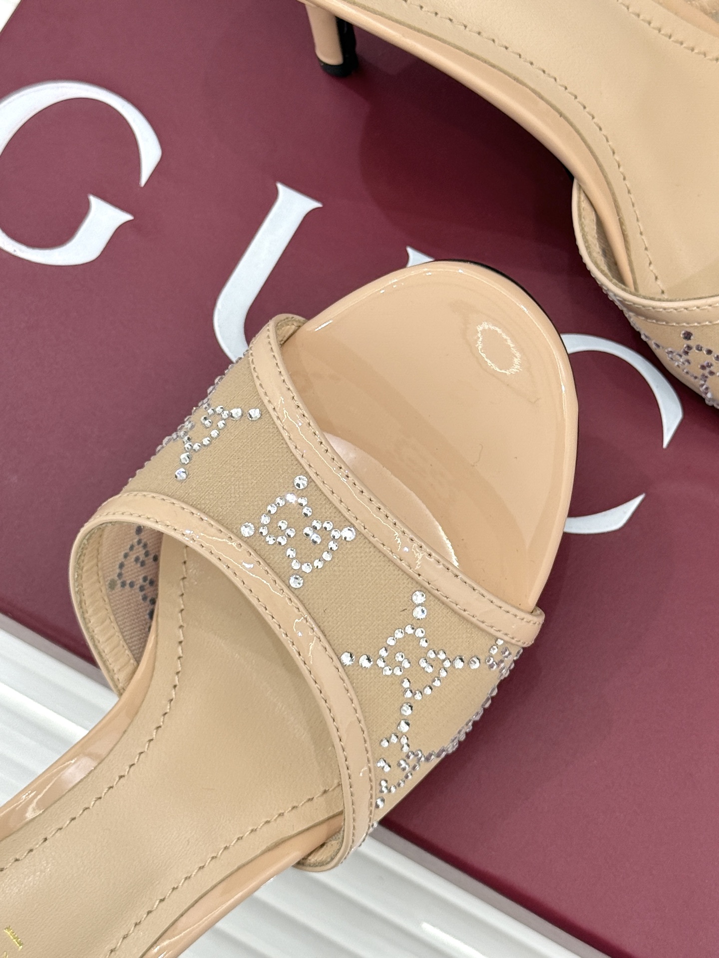 Gucci/古驰26WF新品网纱水钻高跟凉鞋拖鞋在一双凉鞋上续写百年奢韵。是复古与璀璨的惊艳邂逅让每一步