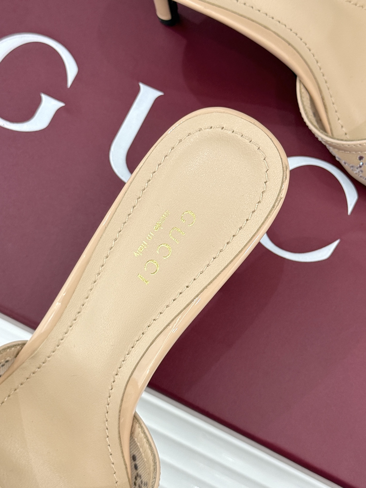 Gucci/古驰26WF新品网纱水钻高跟凉鞋拖鞋在一双凉鞋上续写百年奢韵。是复古与璀璨的惊艳邂逅让每一步