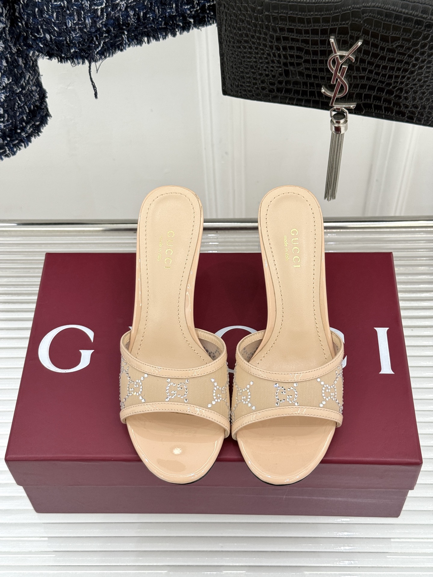 Gucci/古驰26WF新品网纱水钻高跟凉鞋拖鞋在一双凉鞋上续写百年奢韵。是复古与璀璨的惊艳邂逅让每一步