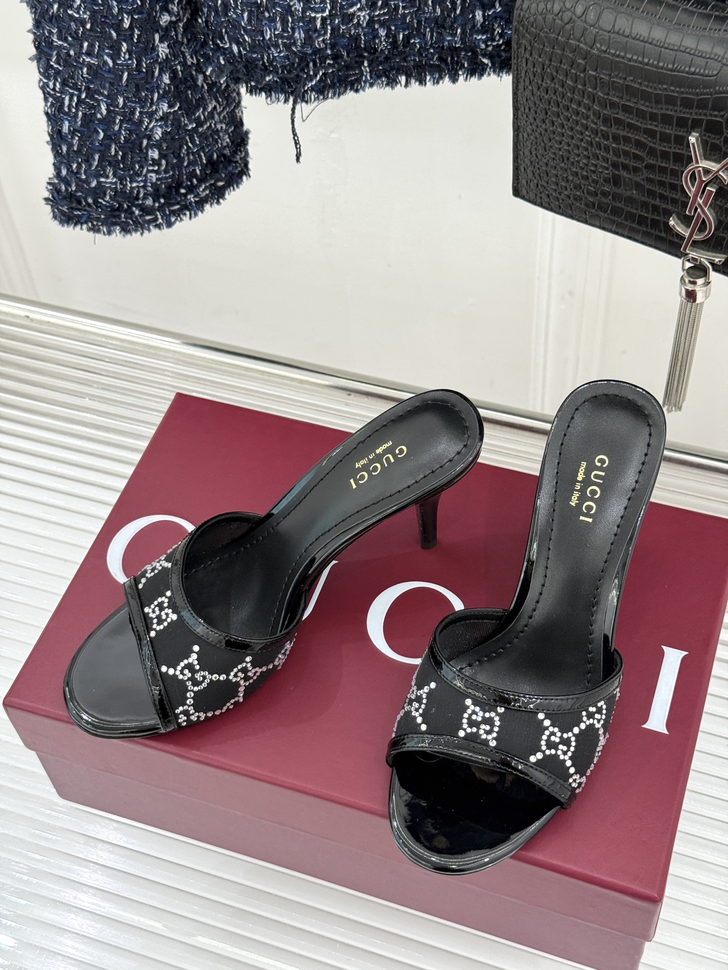 Gucci/古驰26WF新品网纱水钻高跟凉鞋拖鞋在一双凉鞋上续写百年奢韵。是复古与璀璨的惊艳邂逅让每一步