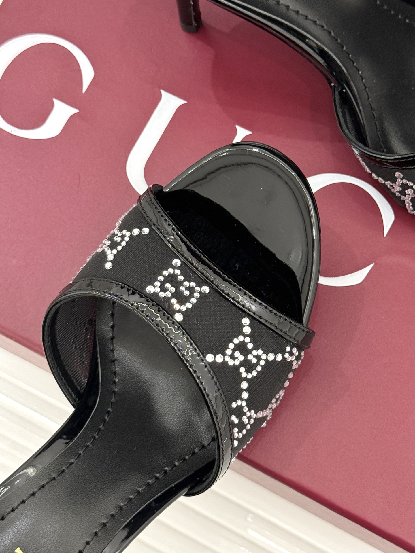 Gucci/古驰26WF新品网纱水钻高跟凉鞋拖鞋在一双凉鞋上续写百年奢韵。是复古与璀璨的惊艳邂逅让每一步