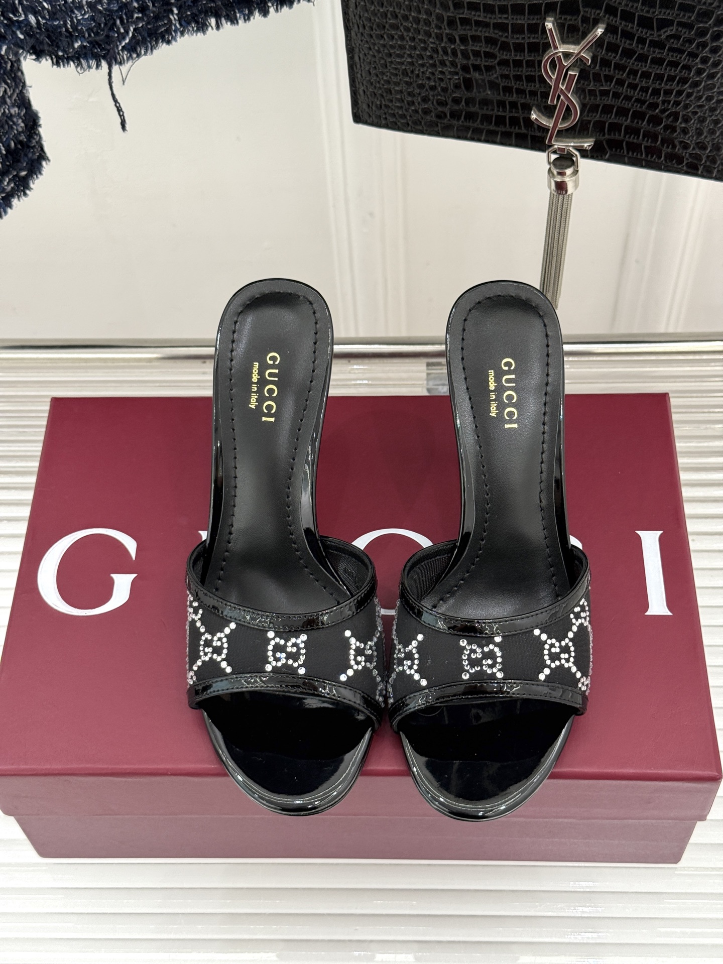 Gucci/古驰26WF新品网纱水钻高跟凉鞋拖鞋在一双凉鞋上续写百年奢韵。是复古与璀璨的惊艳邂逅让每一步
