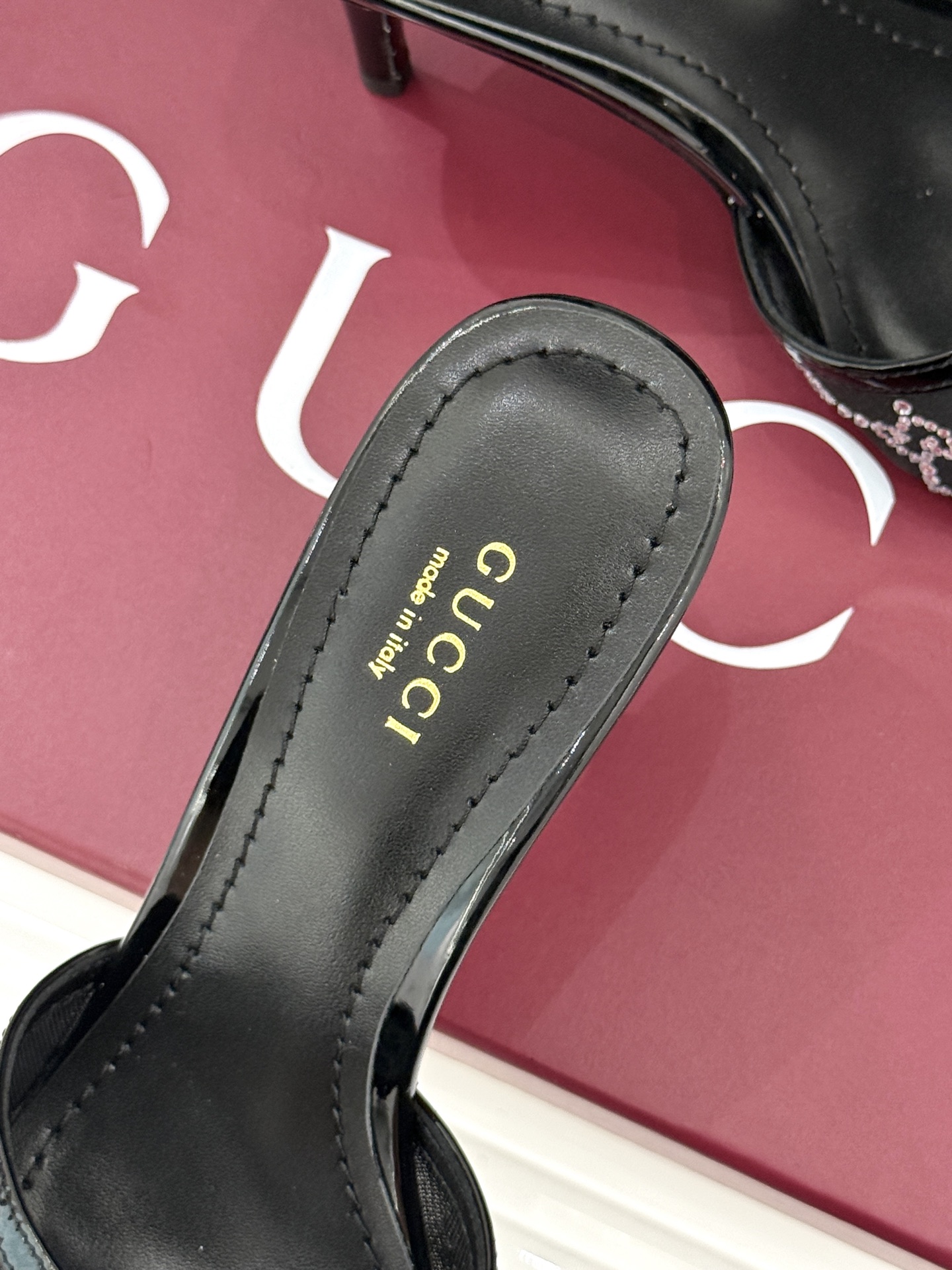 Gucci/古驰26WF新品网纱水钻高跟凉鞋拖鞋在一双凉鞋上续写百年奢韵。是复古与璀璨的惊艳邂逅让每一步