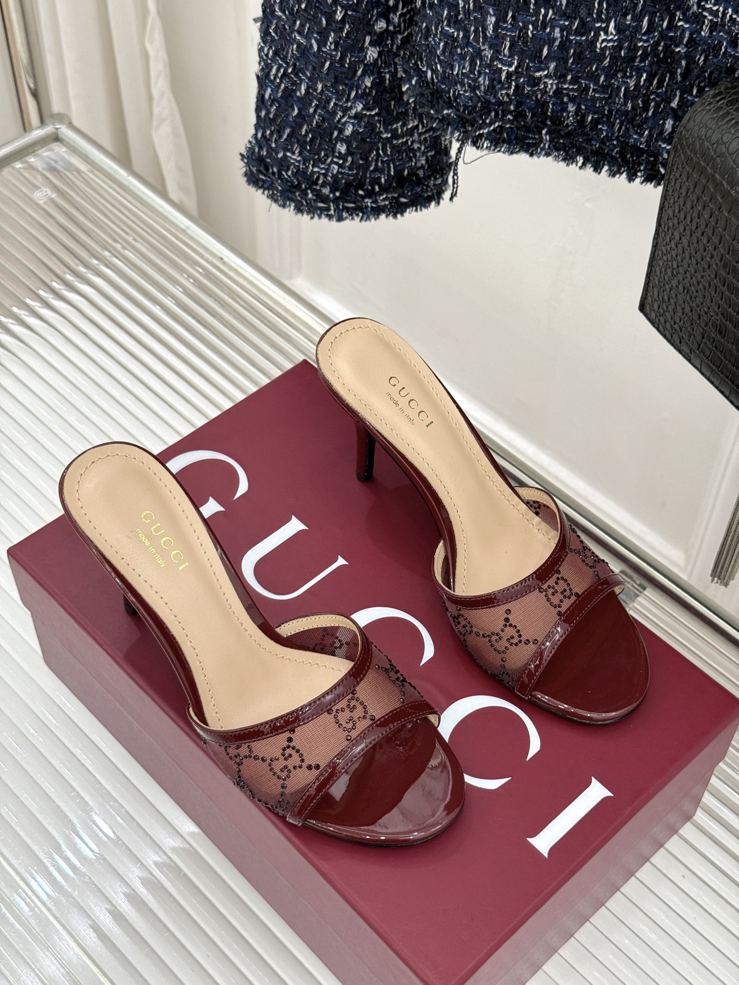 Gucci/古驰26WF新品网纱水钻高跟凉鞋拖鞋在一双凉鞋上续写百年奢韵。是复古与璀璨的惊艳邂逅让每一步