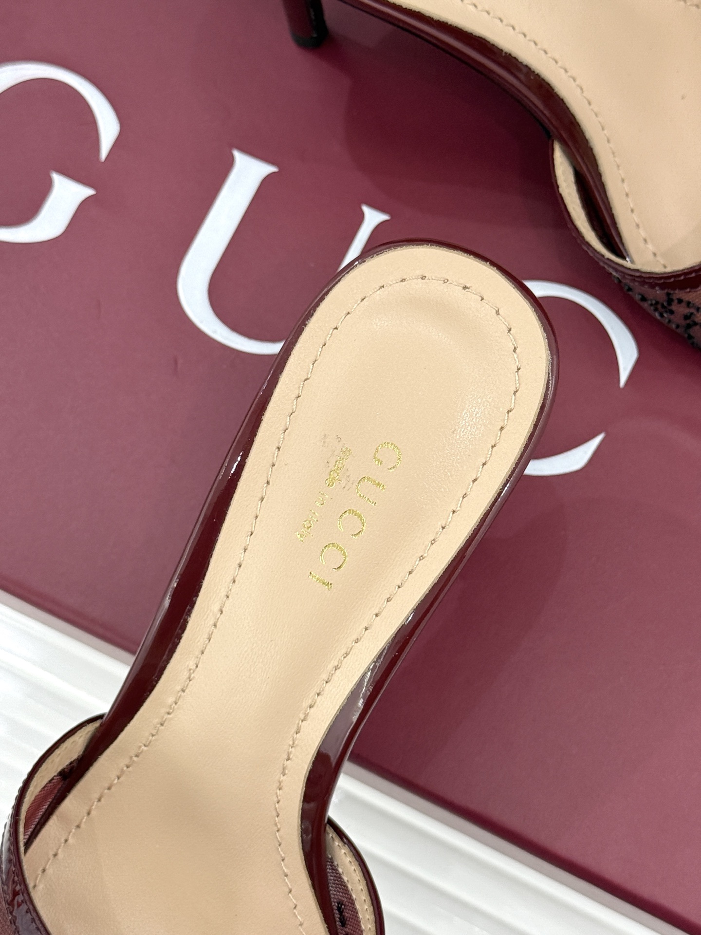 Gucci/古驰26WF新品网纱水钻高跟凉鞋拖鞋在一双凉鞋上续写百年奢韵。是复古与璀璨的惊艳邂逅让每一步