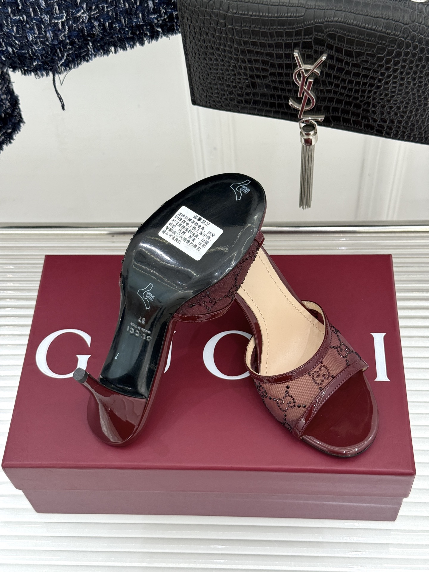 Gucci/古驰26WF新品网纱水钻高跟凉鞋拖鞋在一双凉鞋上续写百年奢韵。是复古与璀璨的惊艳邂逅让每一步