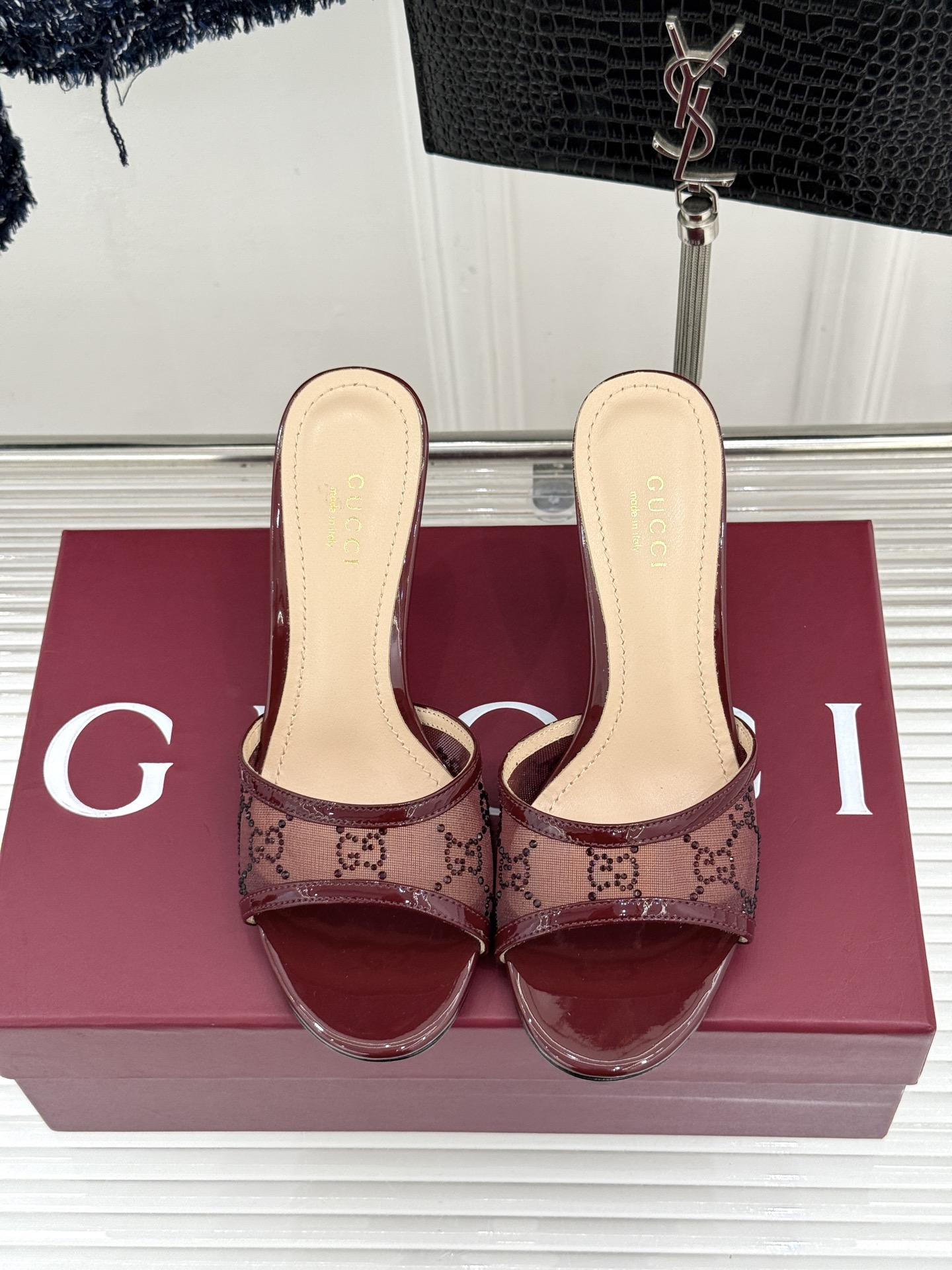 Gucci/古驰26WF新品网纱水钻高跟凉鞋拖鞋在一双凉鞋上续写百年奢韵。是复古与璀璨的惊艳邂逅让每一步