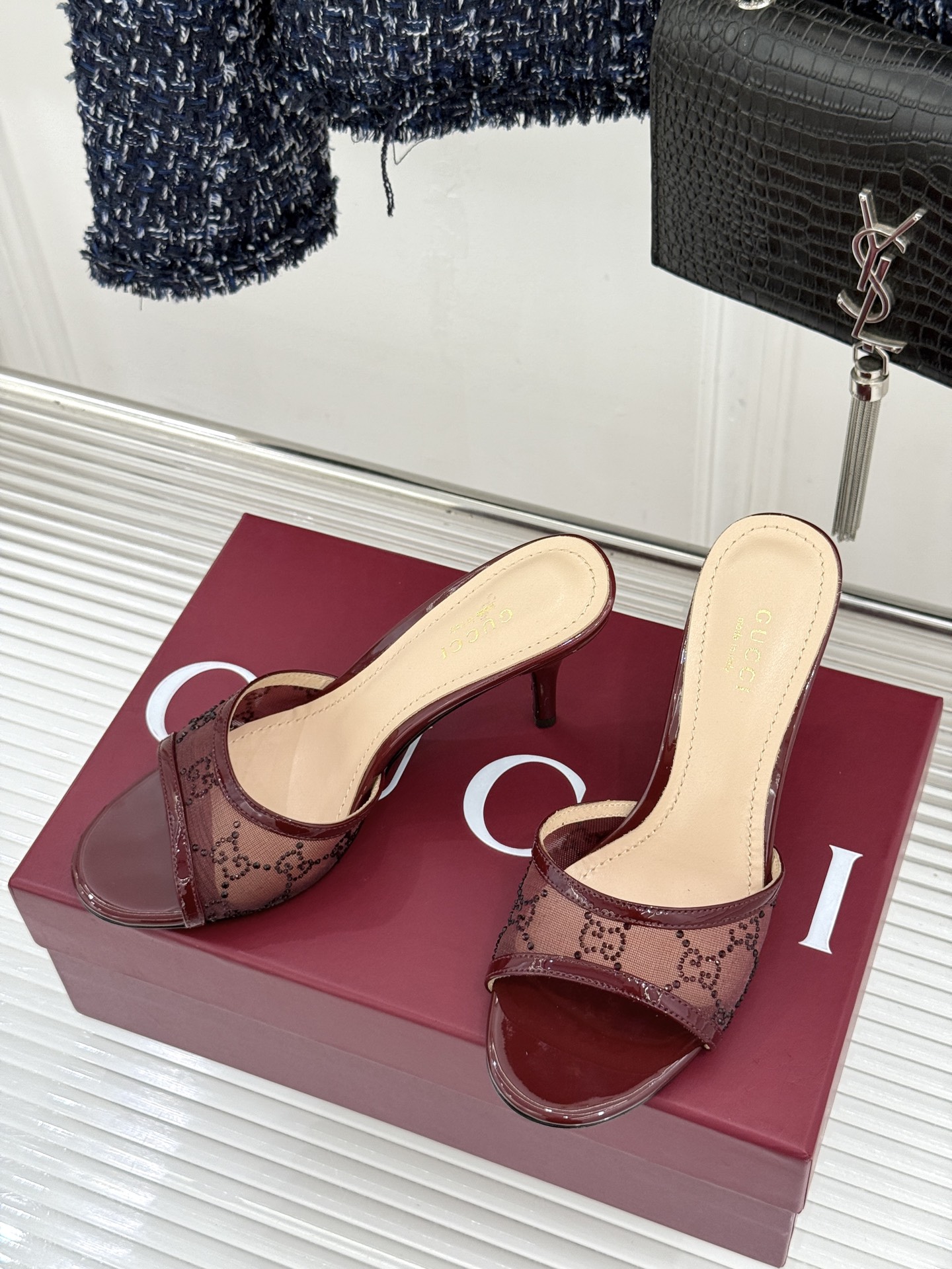 Gucci/古驰26WF新品网纱水钻高跟凉鞋拖鞋在一双凉鞋上续写百年奢韵。是复古与璀璨的惊艳邂逅让每一步