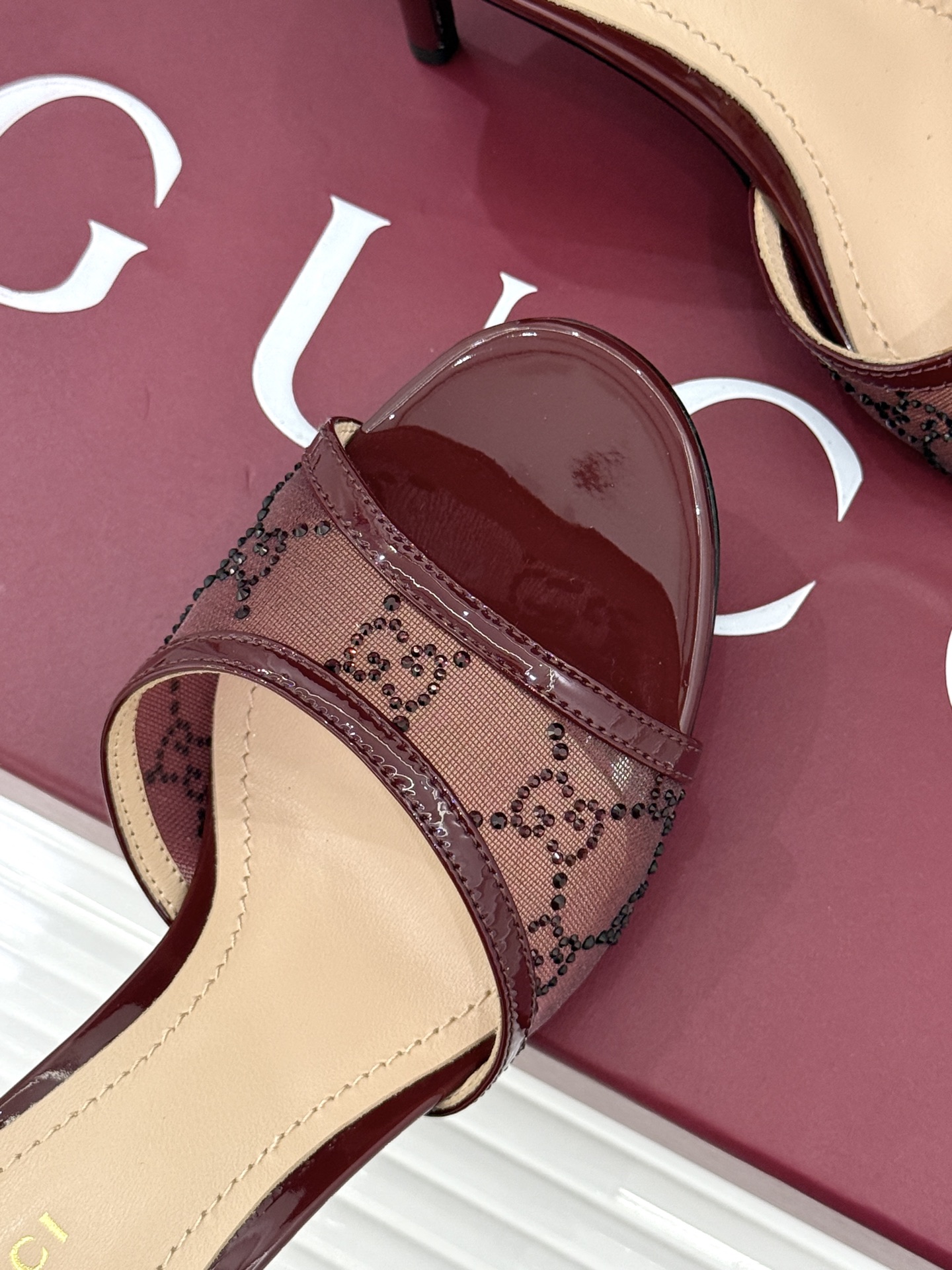 Gucci/古驰26WF新品网纱水钻高跟凉鞋拖鞋在一双凉鞋上续写百年奢韵。是复古与璀璨的惊艳邂逅让每一步