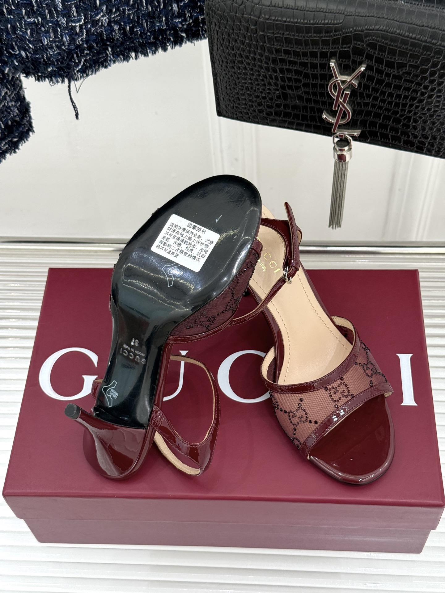 Gucci/古驰26WF新品网纱水钻高跟凉鞋拖鞋在一双凉鞋上续写百年奢韵。是复古与璀璨的惊艳邂逅让每一步