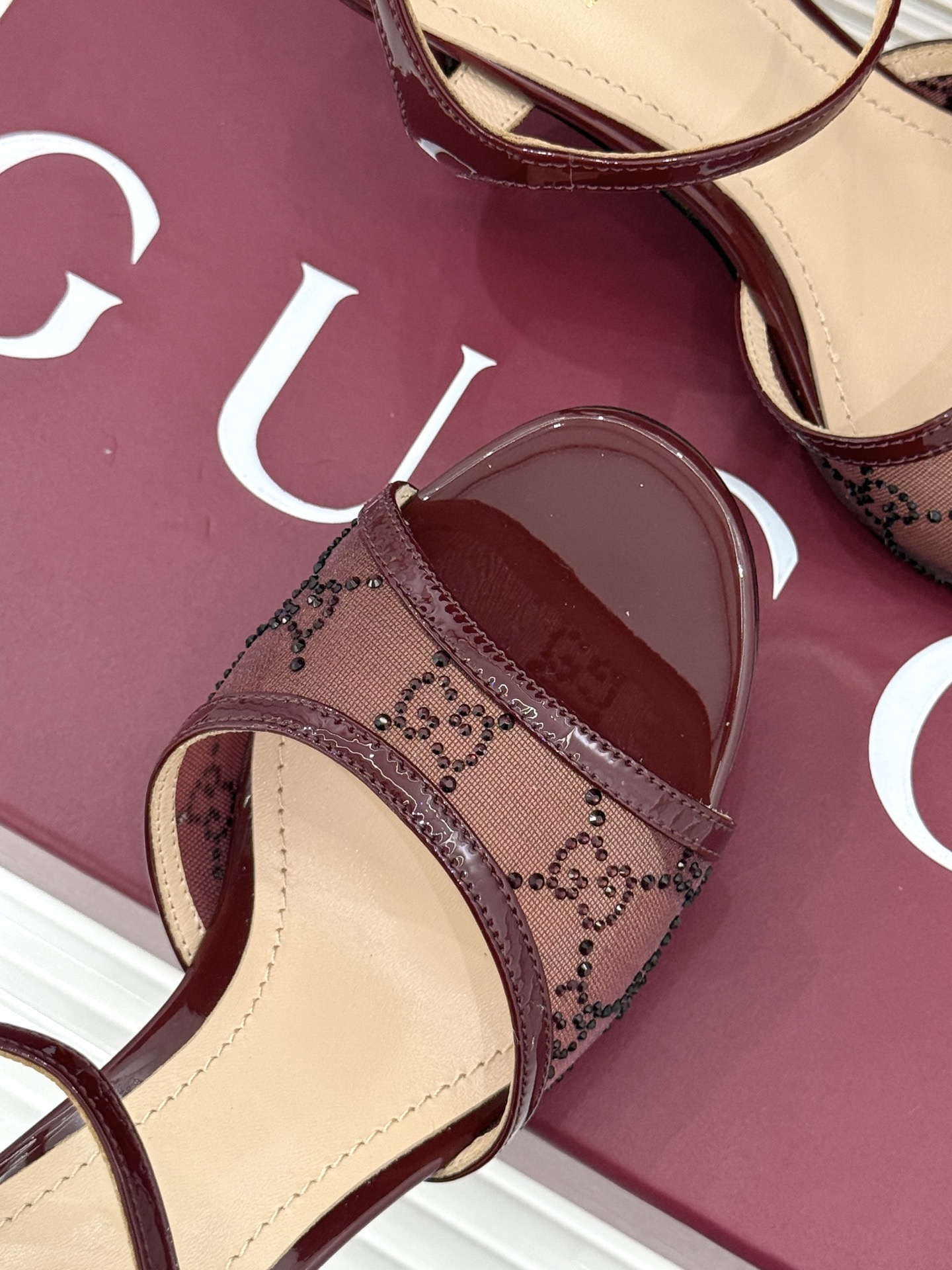 Gucci/古驰26WF新品网纱水钻高跟凉鞋拖鞋在一双凉鞋上续写百年奢韵。是复古与璀璨的惊艳邂逅让每一步