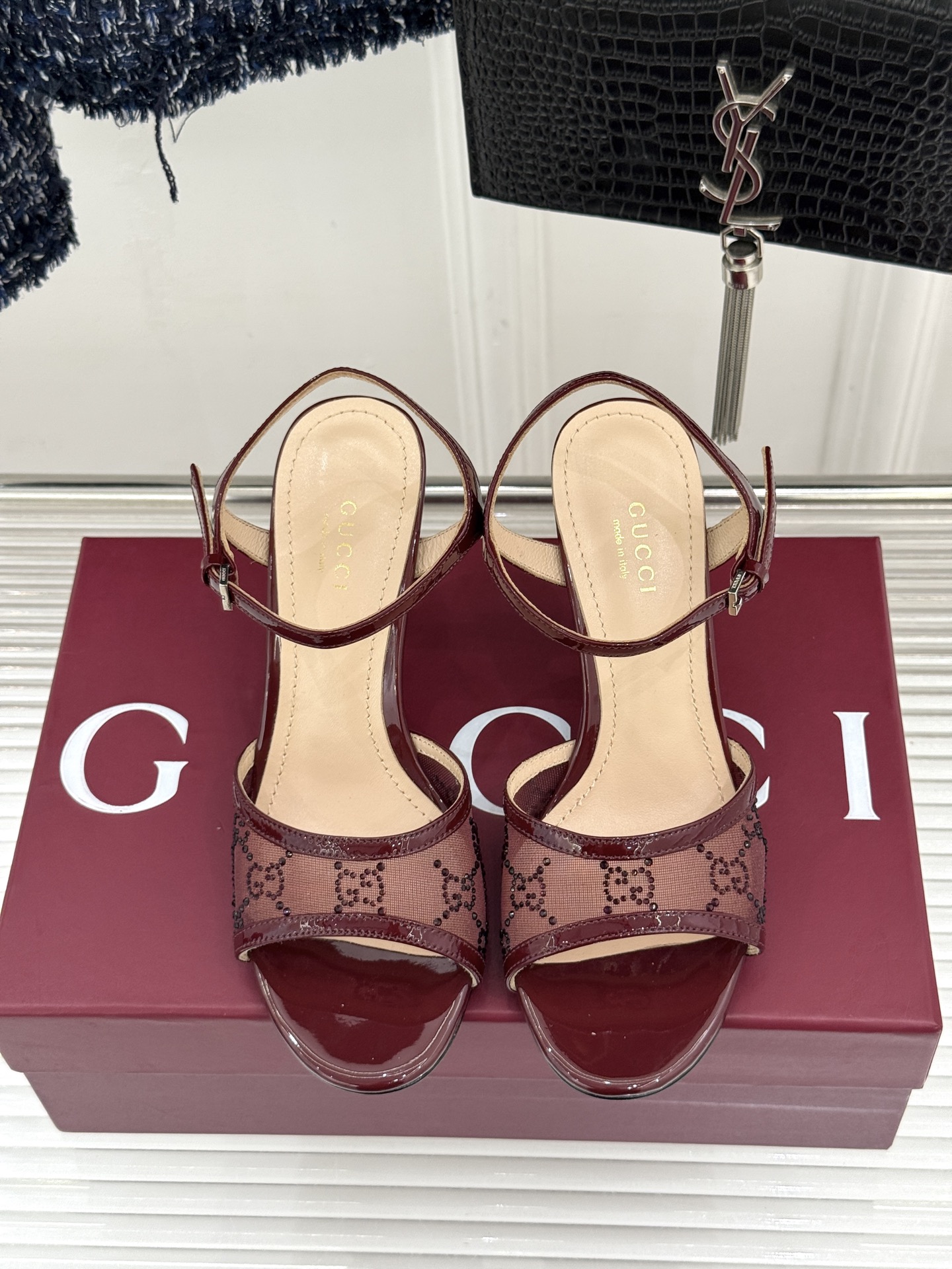 Gucci/古驰26WF新品网纱水钻高跟凉鞋拖鞋在一双凉鞋上续写百年奢韵。是复古与璀璨的惊艳邂逅让每一步