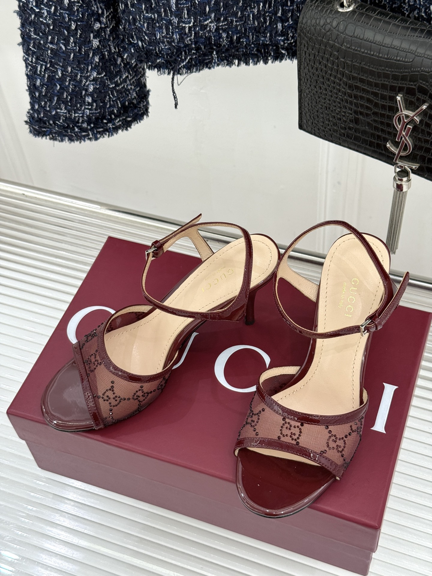 Gucci/古驰26WF新品网纱水钻高跟凉鞋拖鞋在一双凉鞋上续写百年奢韵。是复古与璀璨的惊艳邂逅让每一步