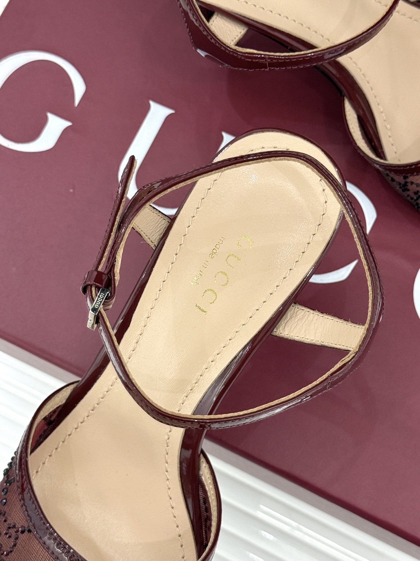 Gucci/古驰26WF新品网纱水钻高跟凉鞋拖鞋在一双凉鞋上续写百年奢韵。是复古与璀璨的惊艳邂逅让每一步