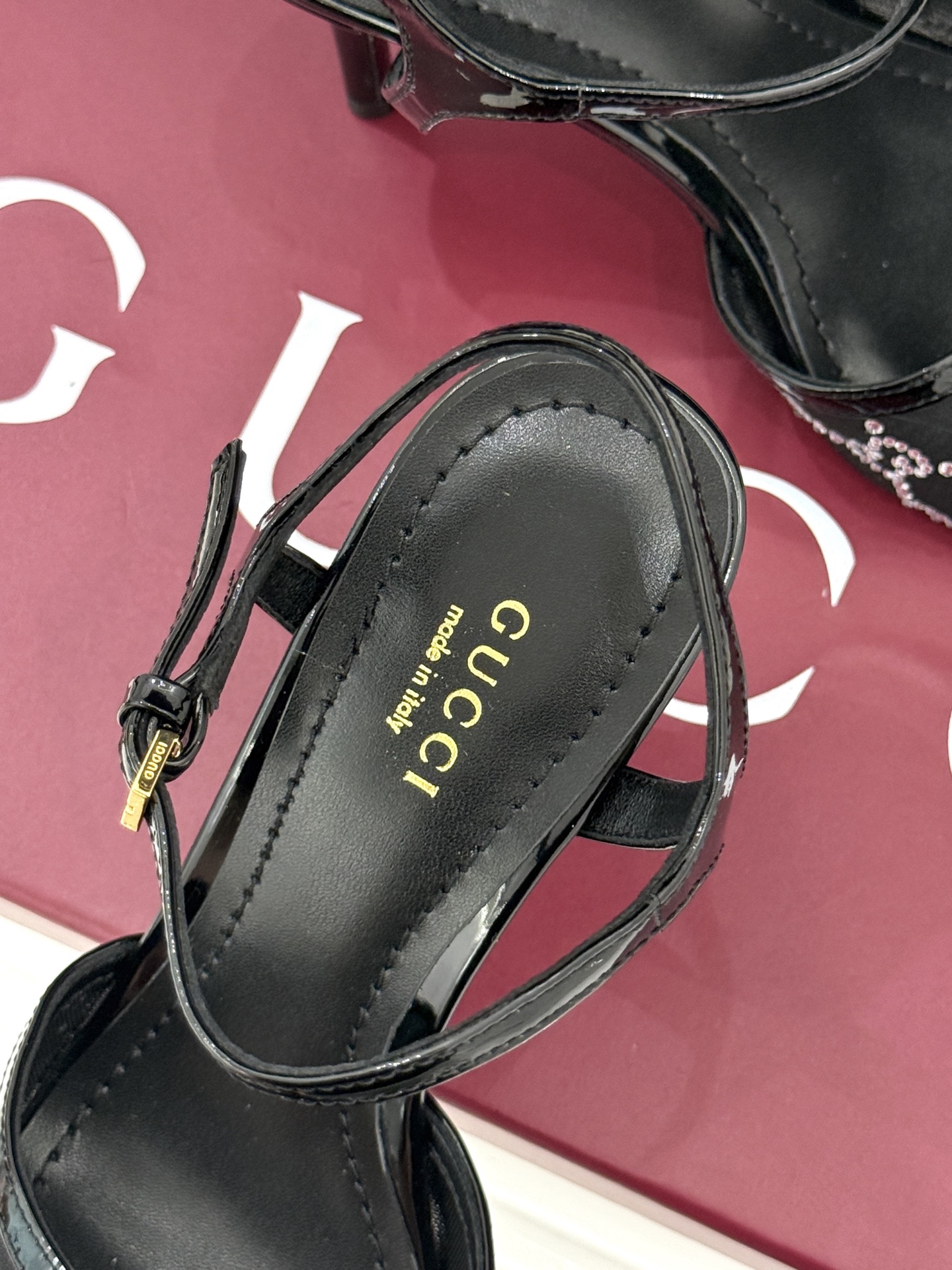 Gucci/古驰26WF新品网纱水钻高跟凉鞋拖鞋在一双凉鞋上续写百年奢韵。是复古与璀璨的惊艳邂逅让每一步
