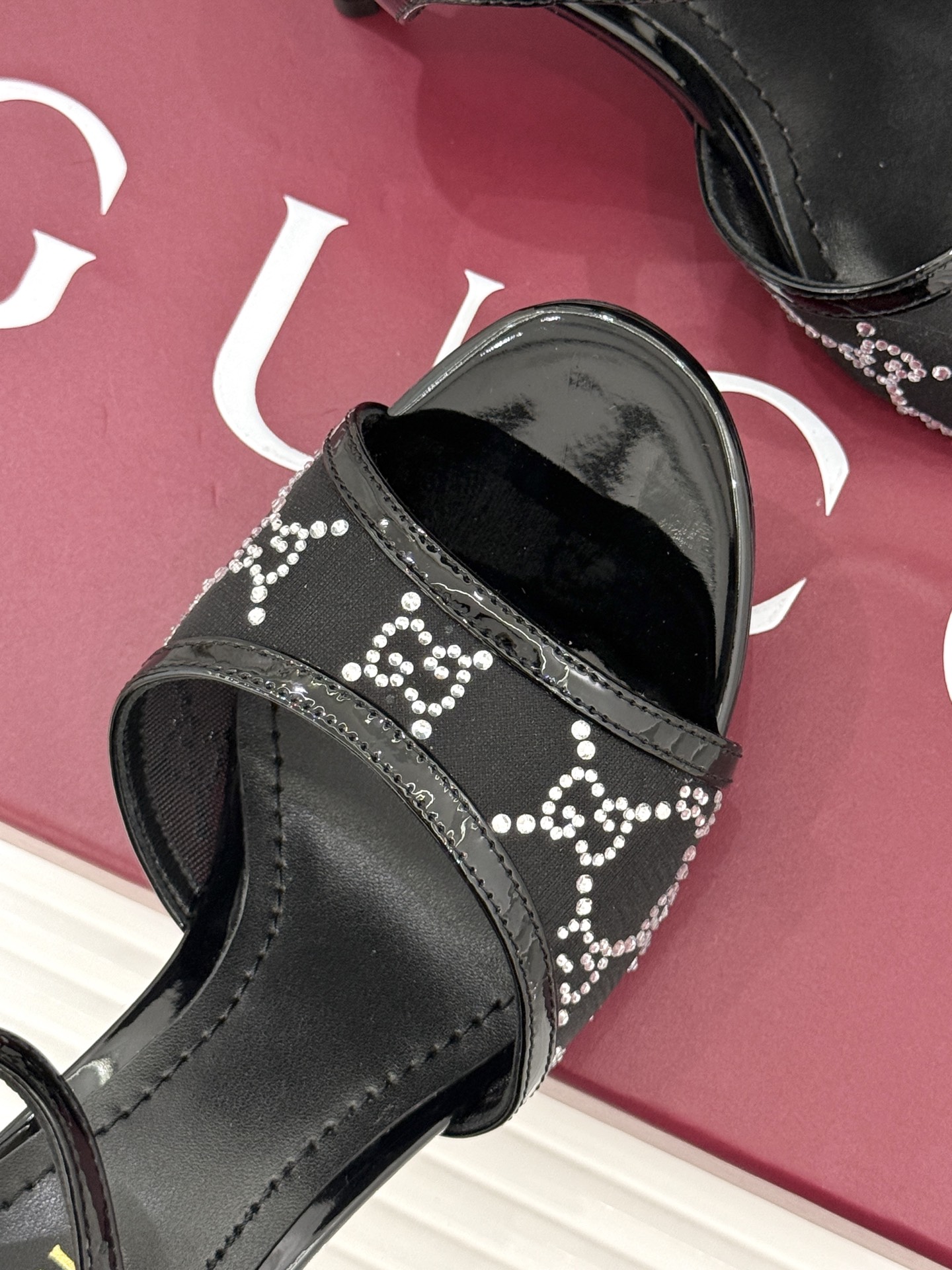 Gucci/古驰26WF新品网纱水钻高跟凉鞋拖鞋在一双凉鞋上续写百年奢韵。是复古与璀璨的惊艳邂逅让每一步