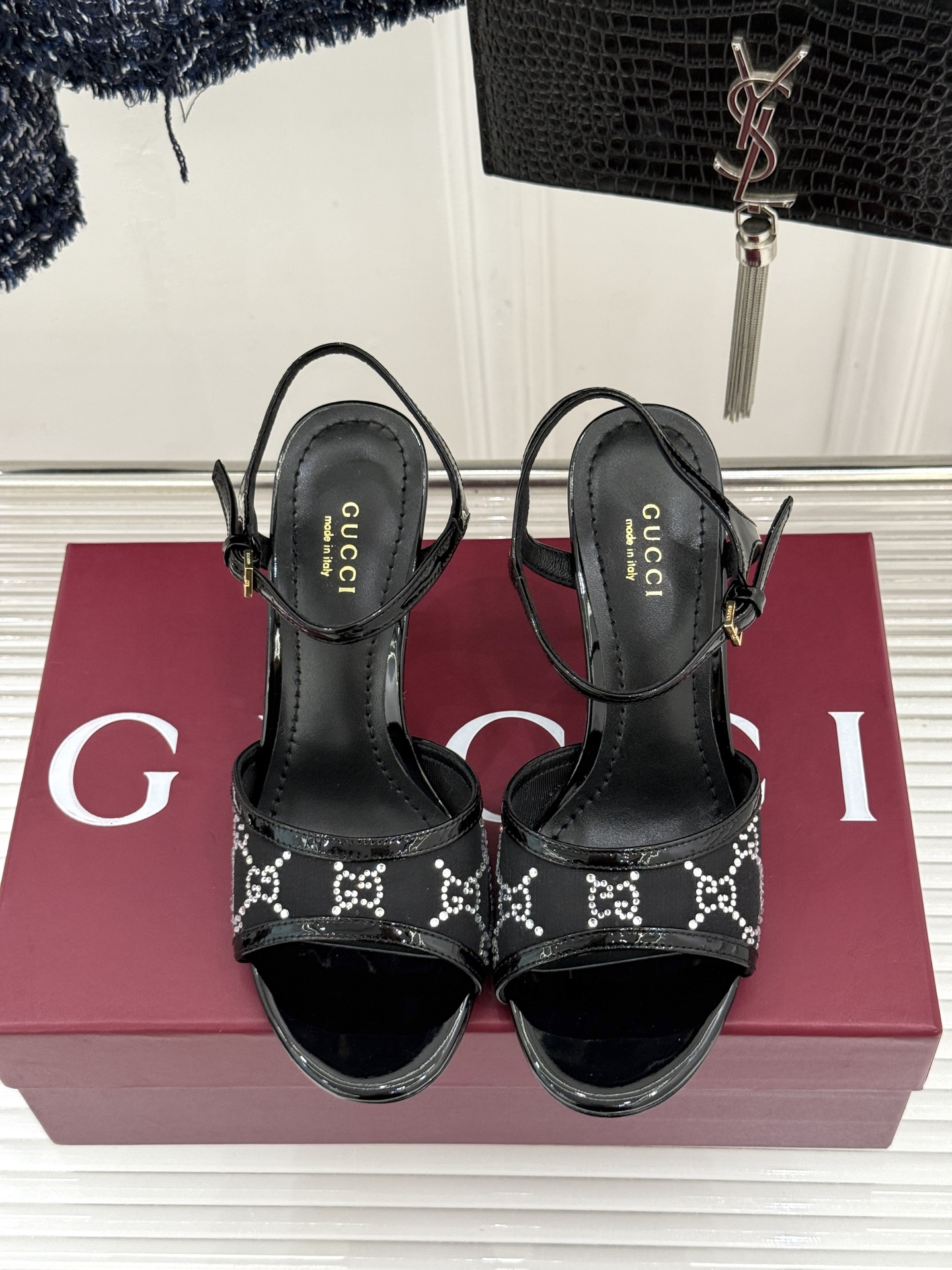 Gucci/古驰26WF新品网纱水钻高跟凉鞋拖鞋在一双凉鞋上续写百年奢韵。是复古与璀璨的惊艳邂逅让每一步