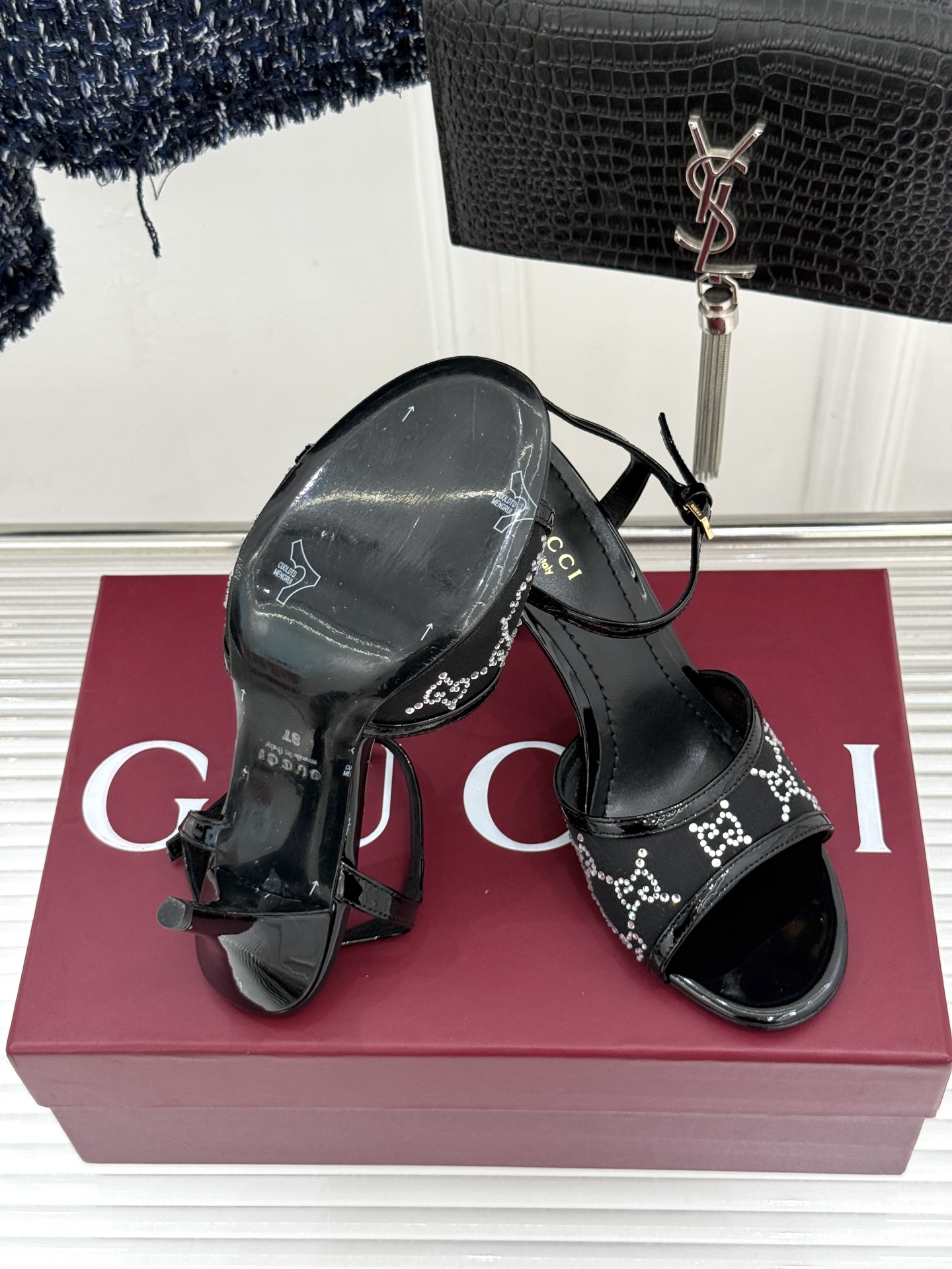 Gucci/古驰26WF新品网纱水钻高跟凉鞋拖鞋在一双凉鞋上续写百年奢韵。是复古与璀璨的惊艳邂逅让每一步