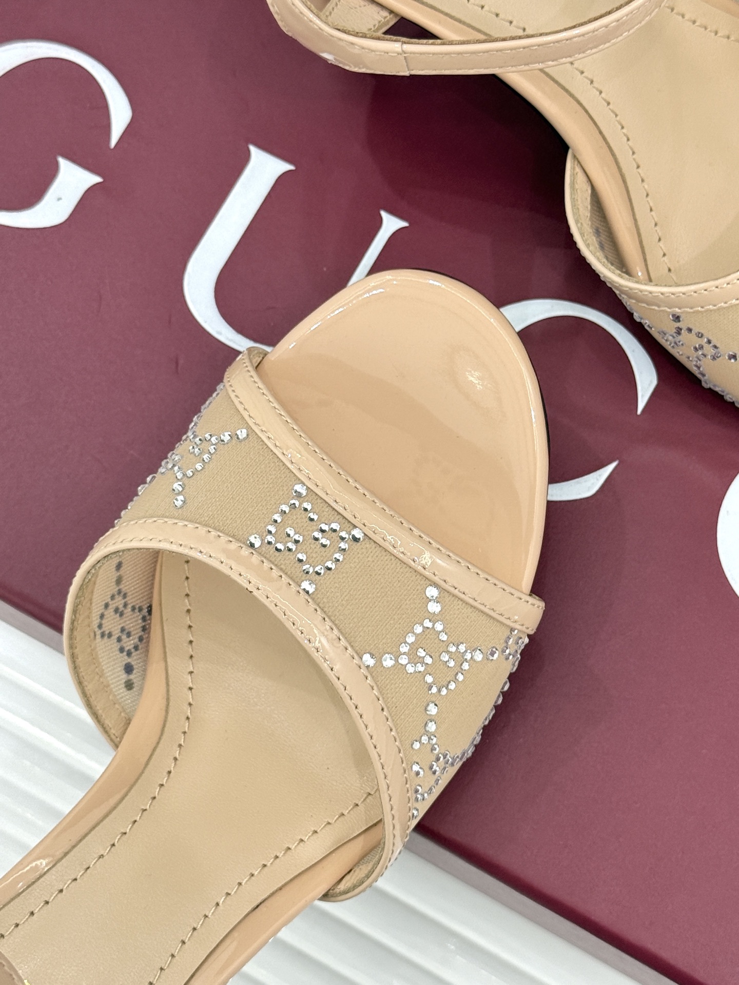 Gucci/古驰26WF新品网纱水钻高跟凉鞋拖鞋在一双凉鞋上续写百年奢韵。是复古与璀璨的惊艳邂逅让每一步