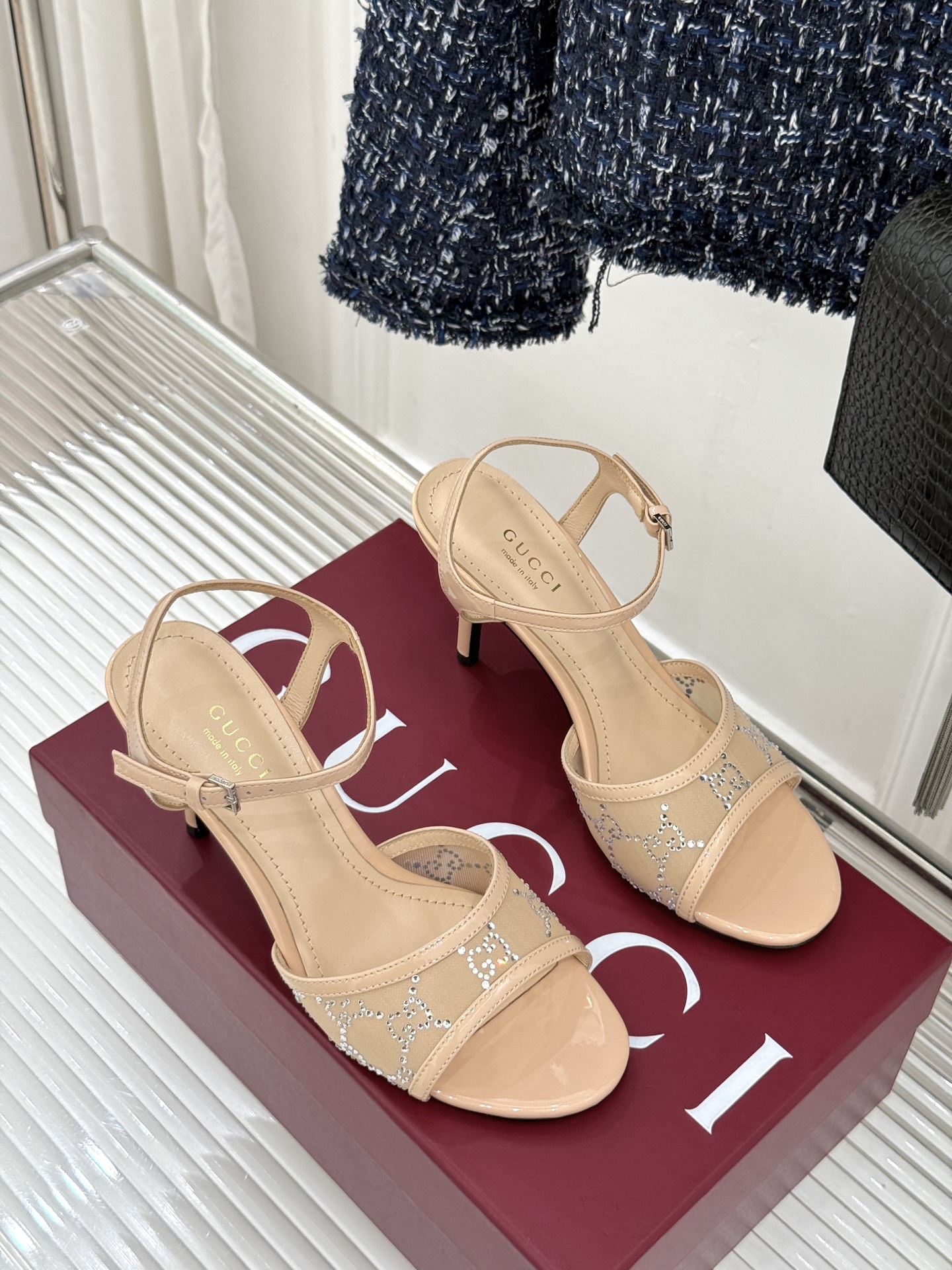 Gucci/古驰26WF新品网纱水钻高跟凉鞋拖鞋在一双凉鞋上续写百年奢韵。是复古与璀璨的惊艳邂逅让每一步