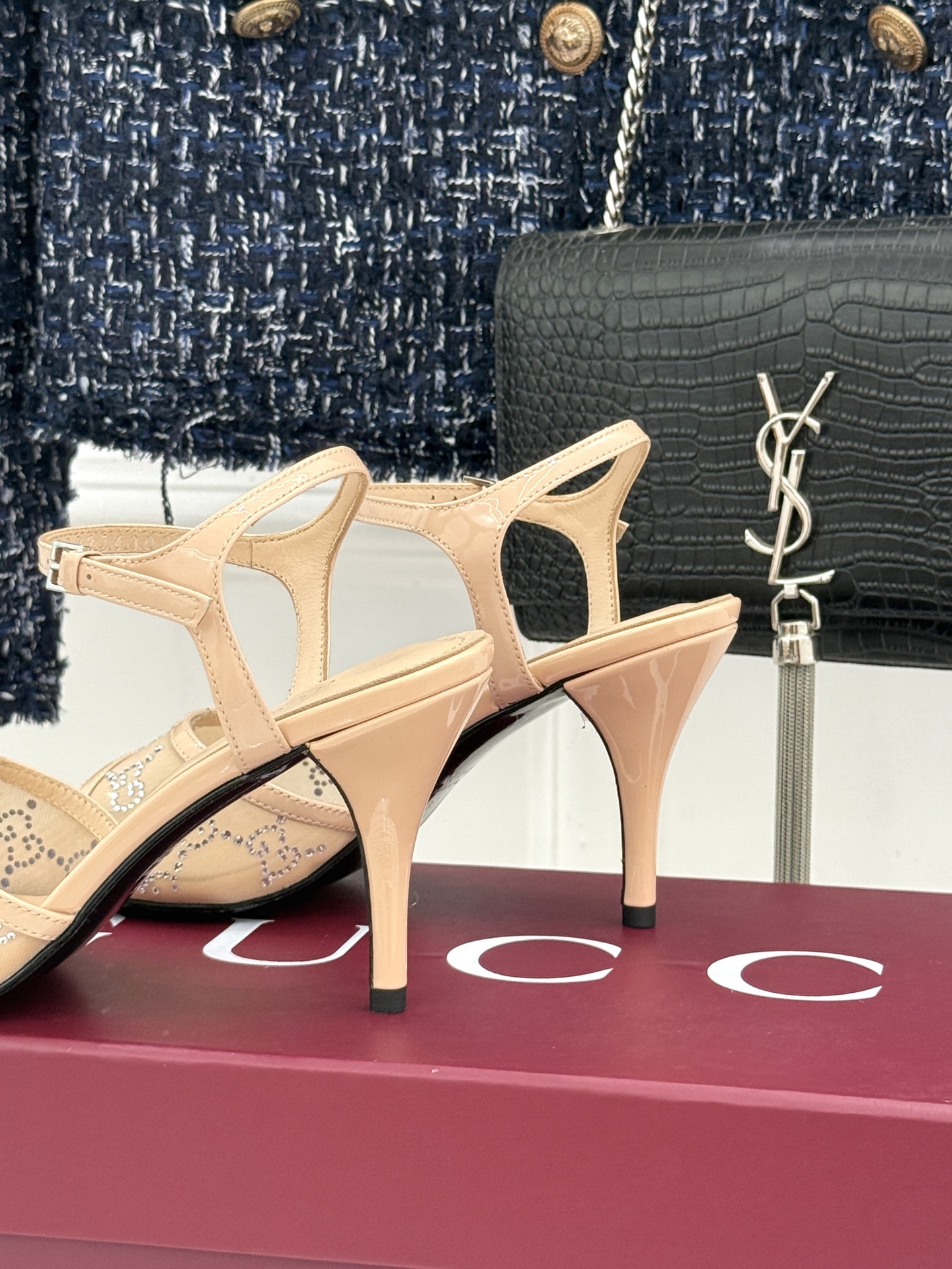 Gucci/古驰26WF新品网纱水钻高跟凉鞋拖鞋在一双凉鞋上续写百年奢韵。是复古与璀璨的惊艳邂逅让每一步