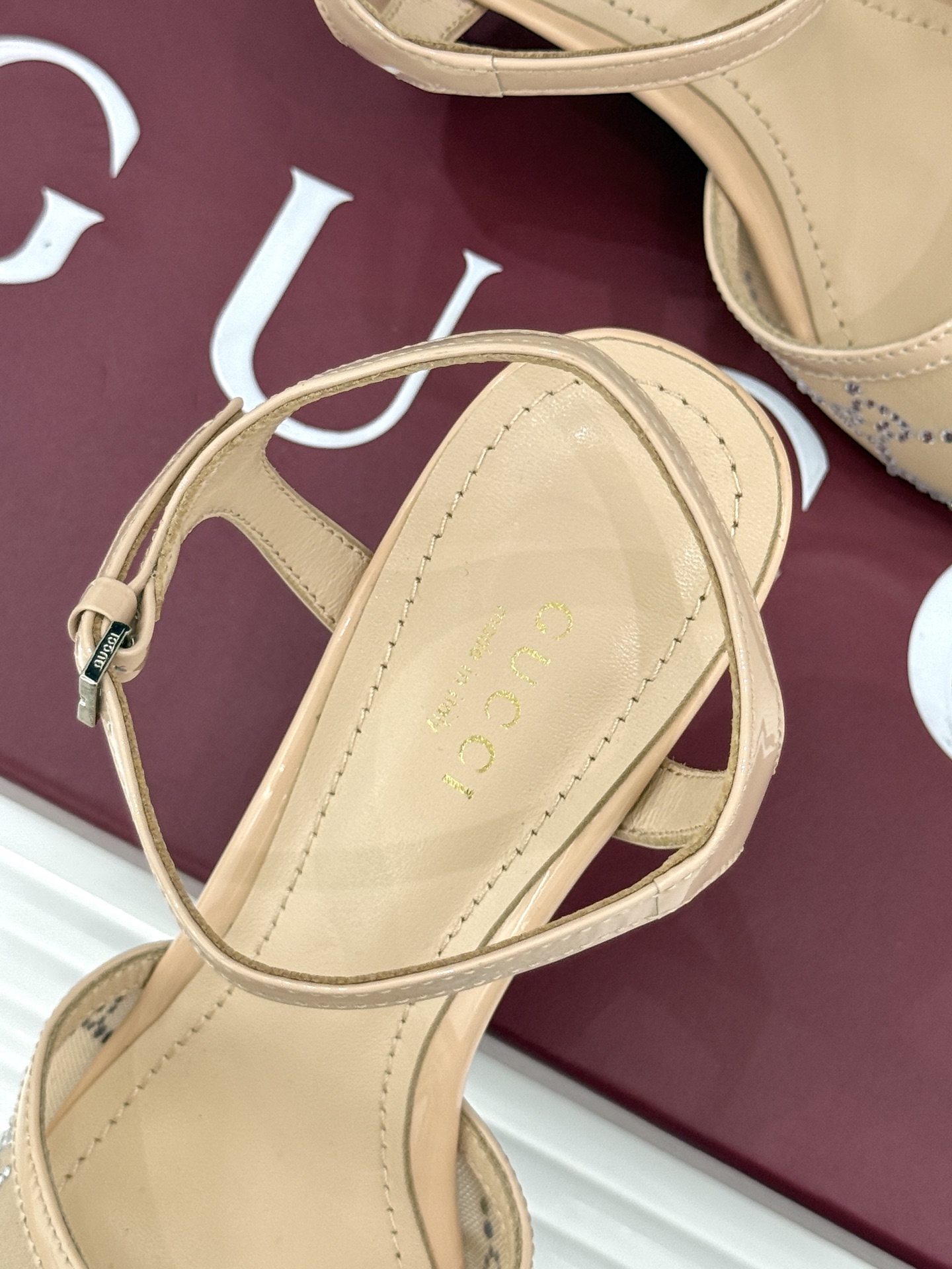 Gucci/古驰26WF新品网纱水钻高跟凉鞋拖鞋在一双凉鞋上续写百年奢韵。是复古与璀璨的惊艳邂逅让每一步