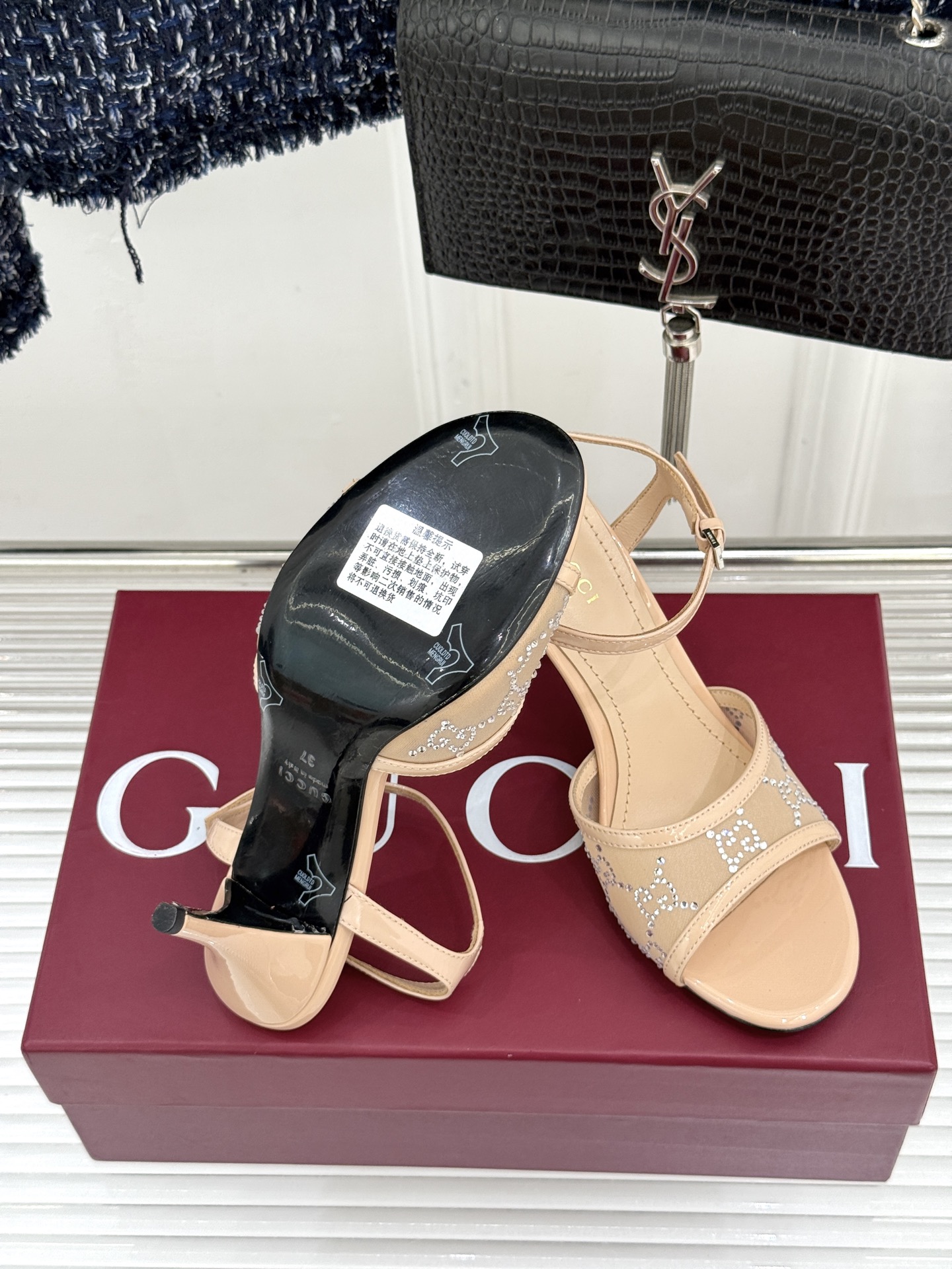 Gucci/古驰26WF新品网纱水钻高跟凉鞋拖鞋在一双凉鞋上续写百年奢韵。是复古与璀璨的惊艳邂逅让每一步