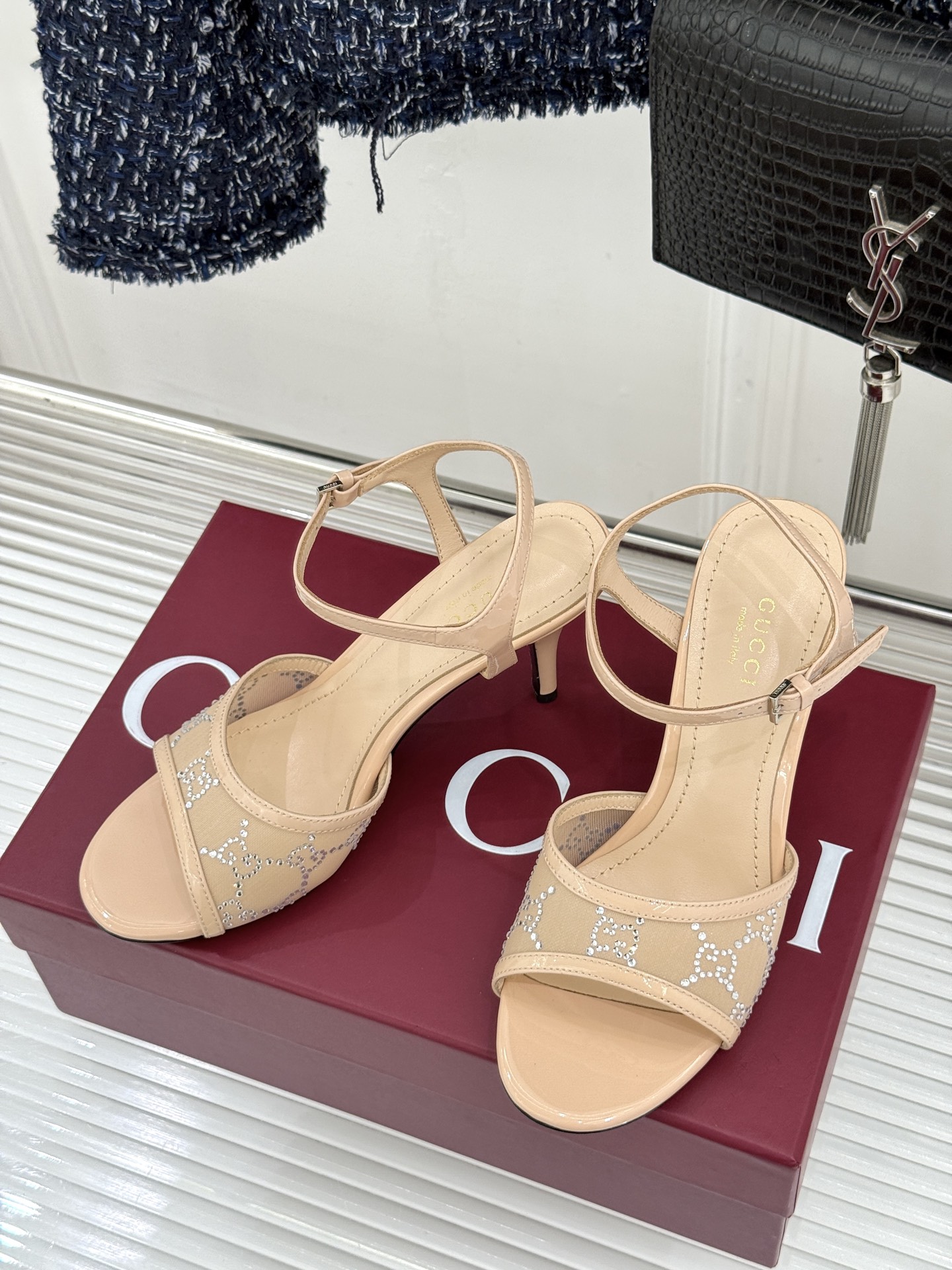 Gucci/古驰26WF新品网纱水钻高跟凉鞋拖鞋在一双凉鞋上续写百年奢韵。是复古与璀璨的惊艳邂逅让每一步