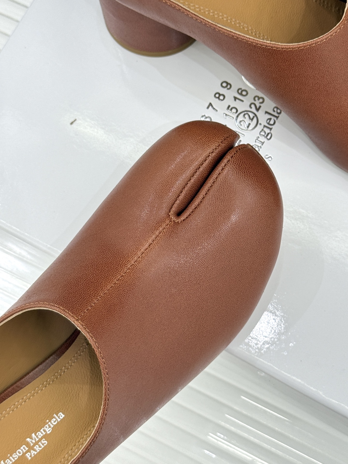 MaisonMargiela｜MM6马吉拉26WF新品分趾粗跟半拖标志性分趾鞋头搭配利落穆勒拖型一脚蹬设