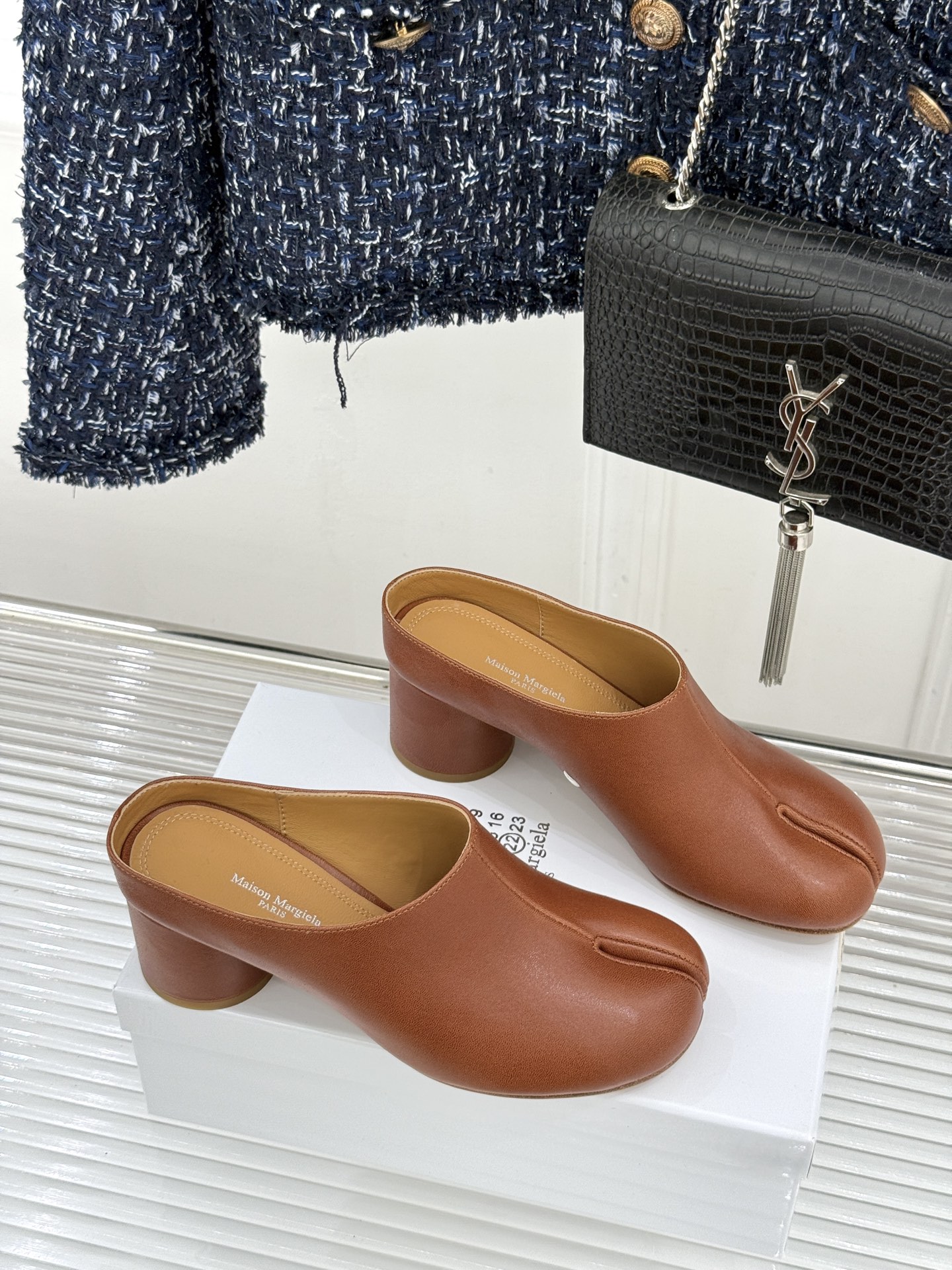 MaisonMargiela｜MM6马吉拉26WF新品分趾粗跟半拖标志性分趾鞋头搭配利落穆勒拖型一脚蹬设