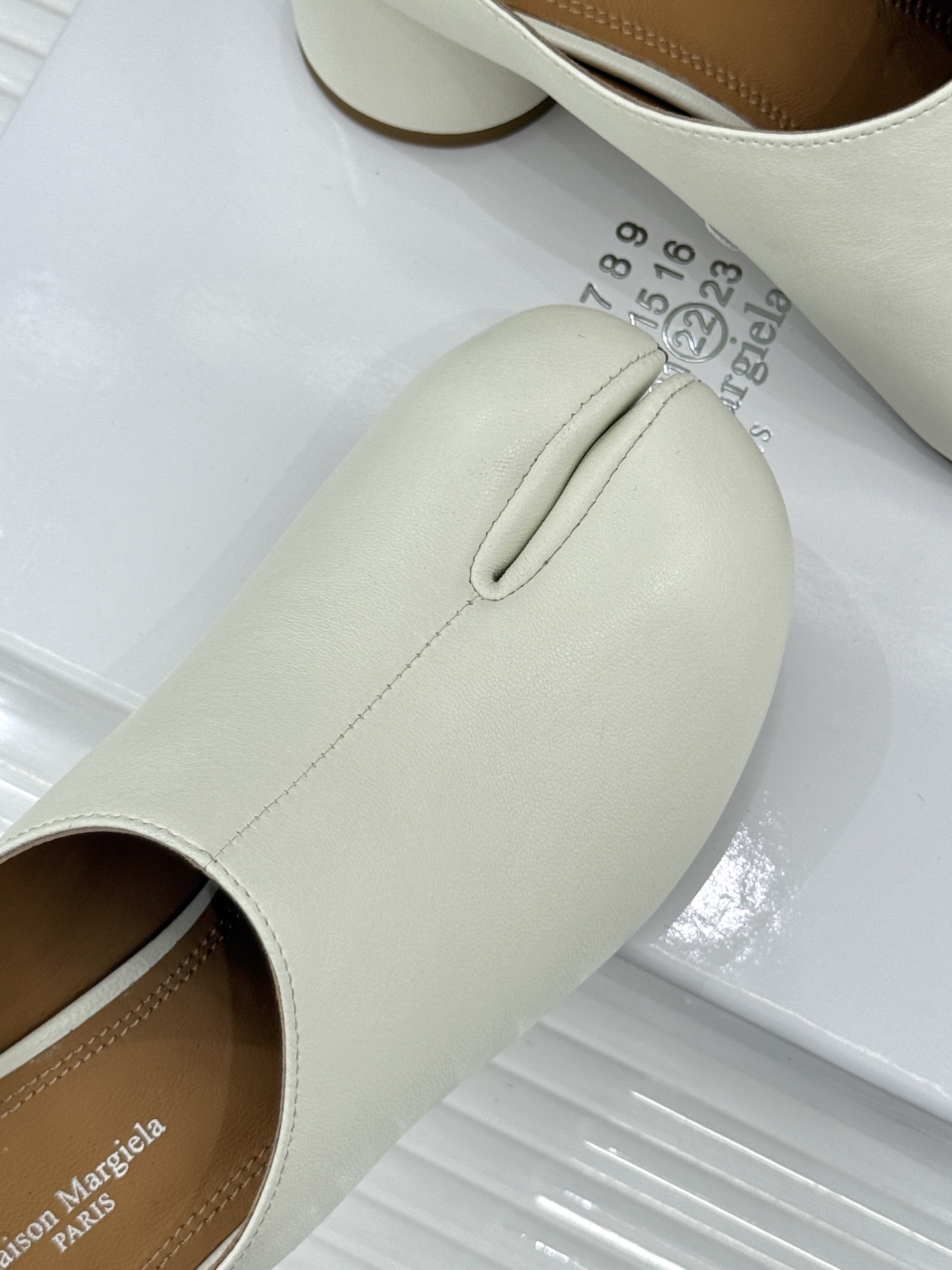 MaisonMargiela｜MM6马吉拉26WF新品分趾粗跟半拖标志性分趾鞋头搭配利落穆勒拖型一脚蹬设